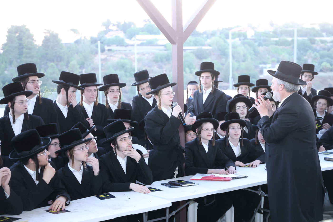 בחורי ויז'ניץ אלעד במבחן מזומנים באורה