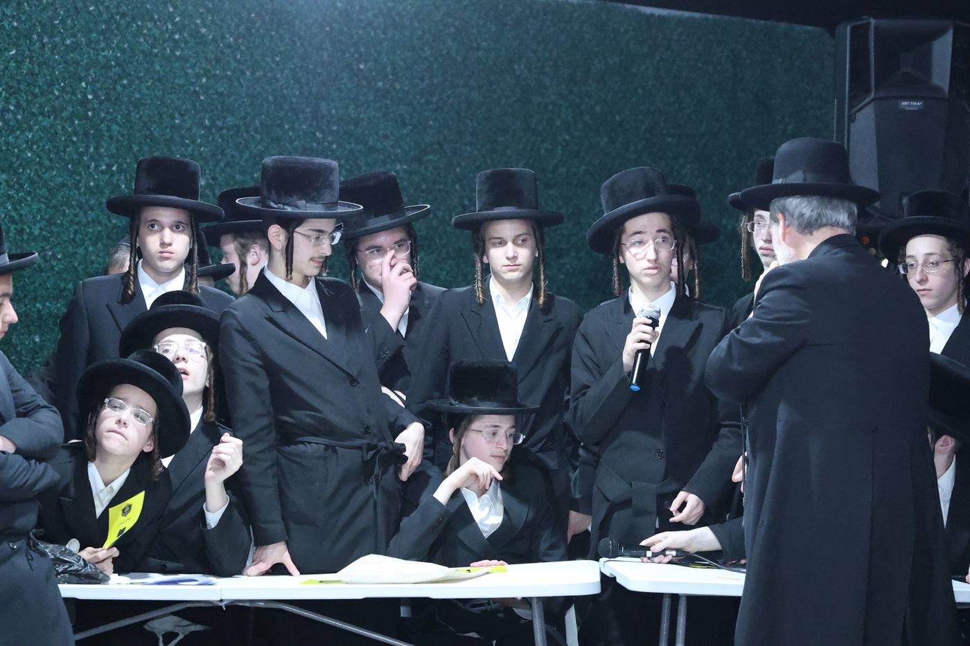 בחורי ויז'ניץ אלעד במבחן מזומנים באורה
