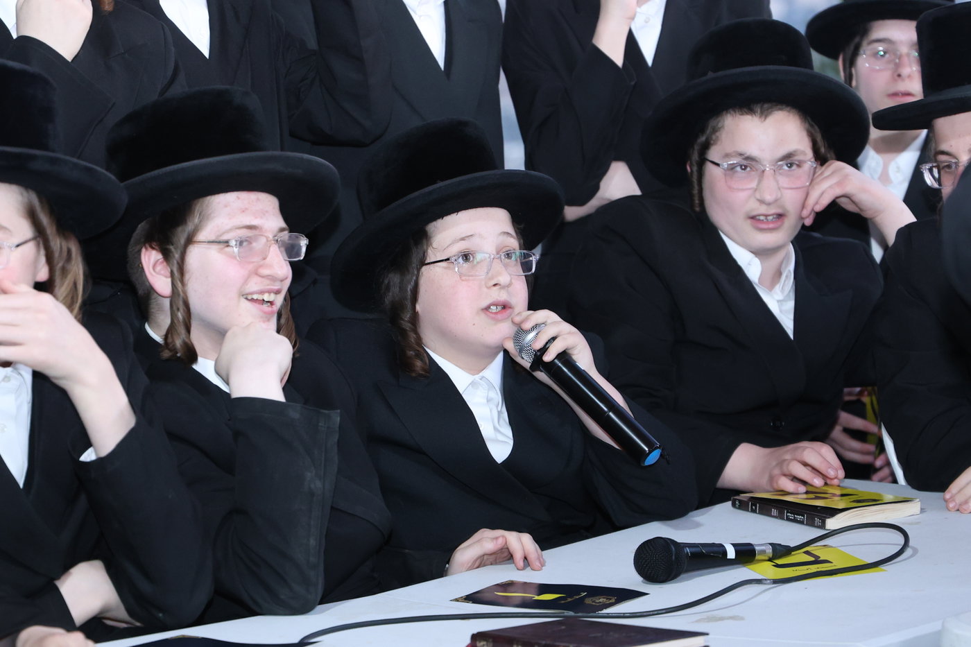 בחורי ויז'ניץ אלעד במבחן מזומנים באורה