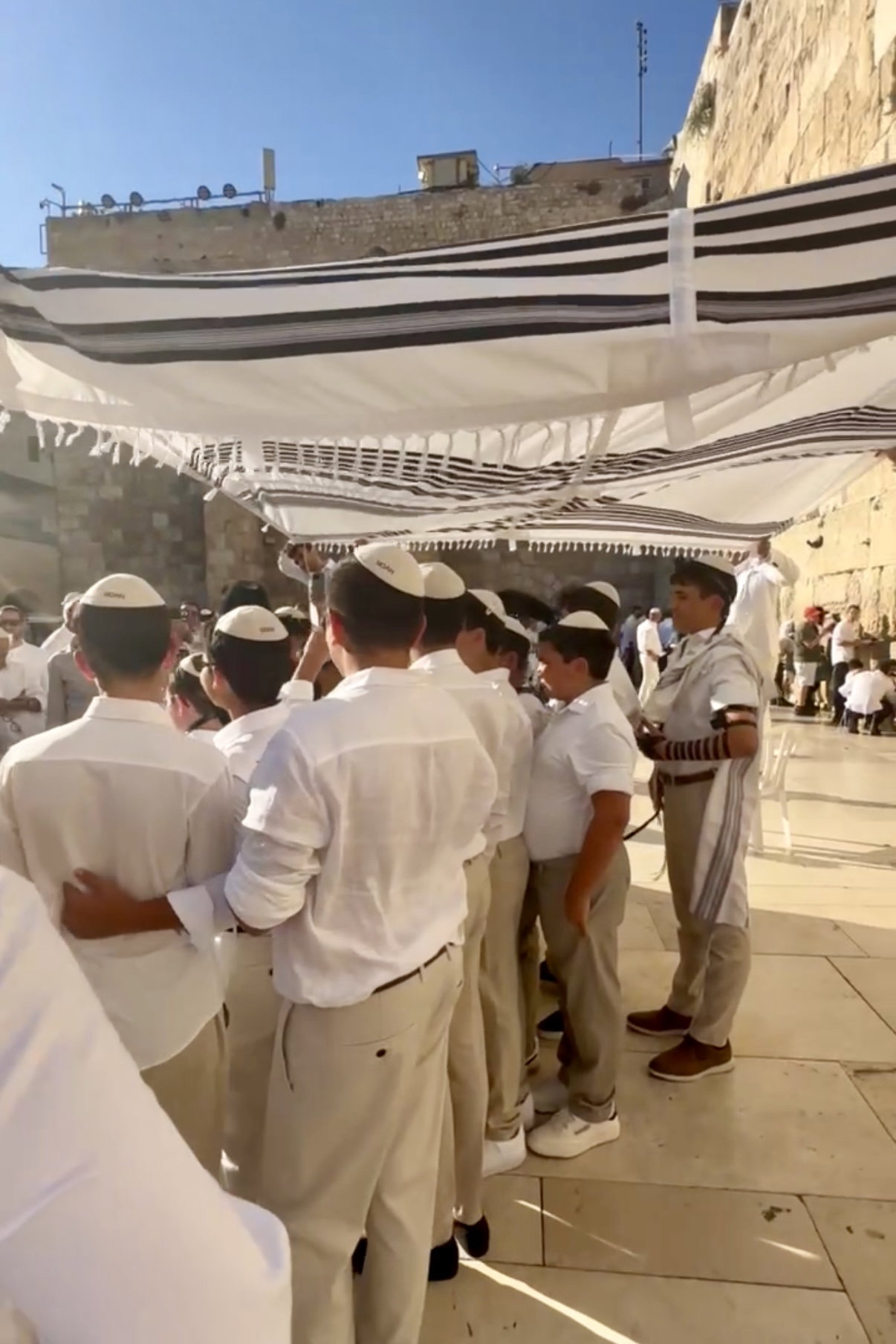 כך חגגו 52 נערים מקהילת 'אנוסי משהד' בר מצווה בכותל המערבי