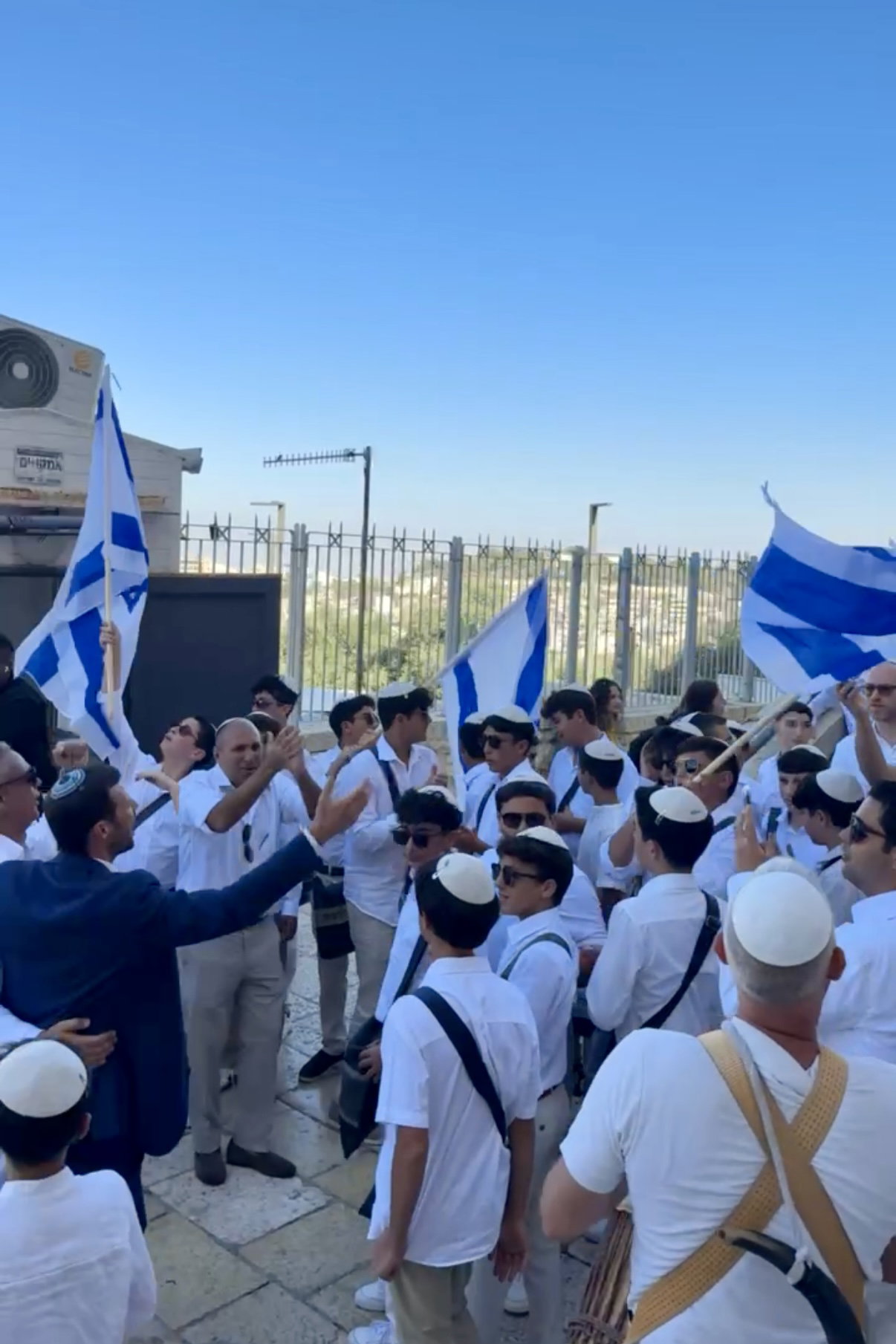 כך חגגו 52 נערים מקהילת 'אנוסי משהד' בר מצווה בכותל המערבי