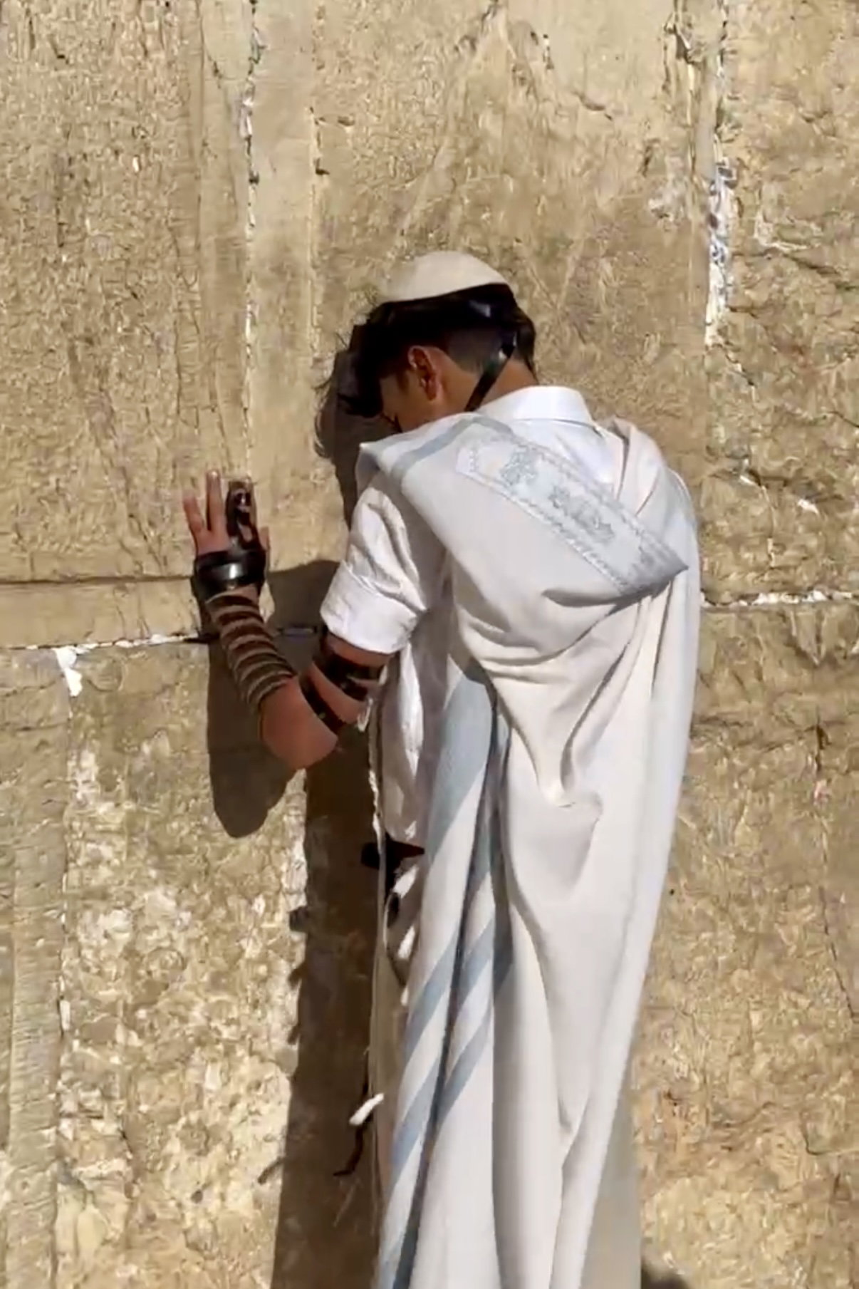 כך חגגו 52 נערים מקהילת 'אנוסי משהד' בר מצווה בכותל המערבי