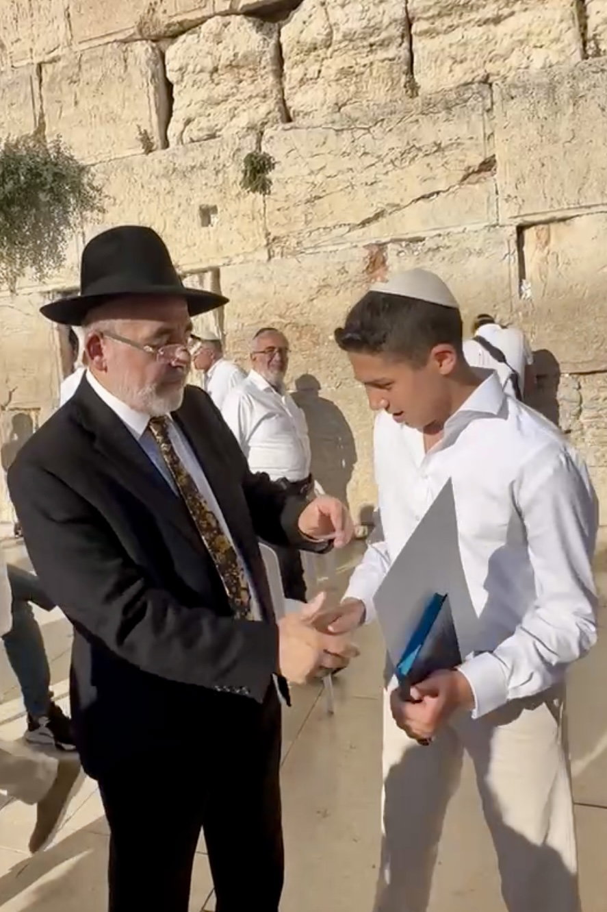 כך חגגו 52 נערים מקהילת 'אנוסי משהד' בר מצווה בכותל המערבי