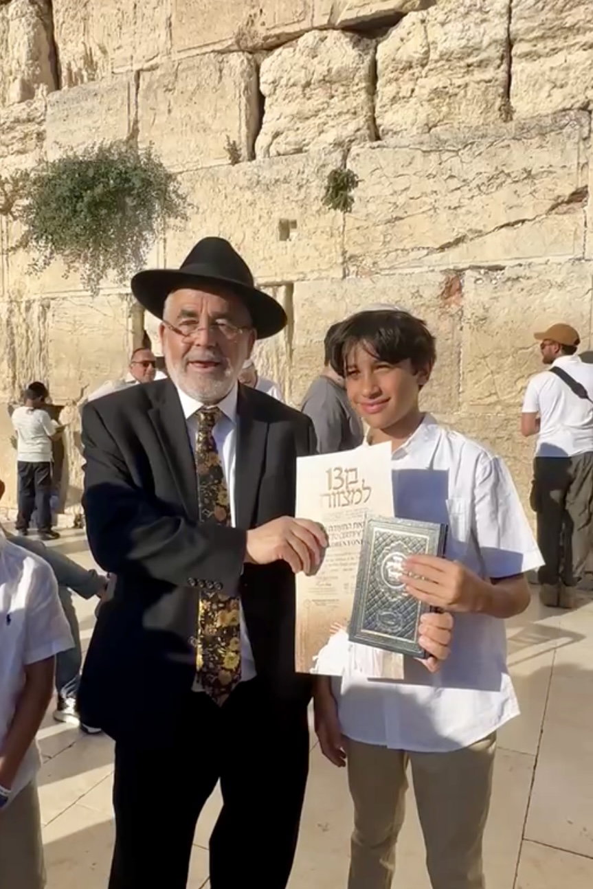 כך חגגו 52 נערים מקהילת 'אנוסי משהד' בר מצווה בכותל המערבי