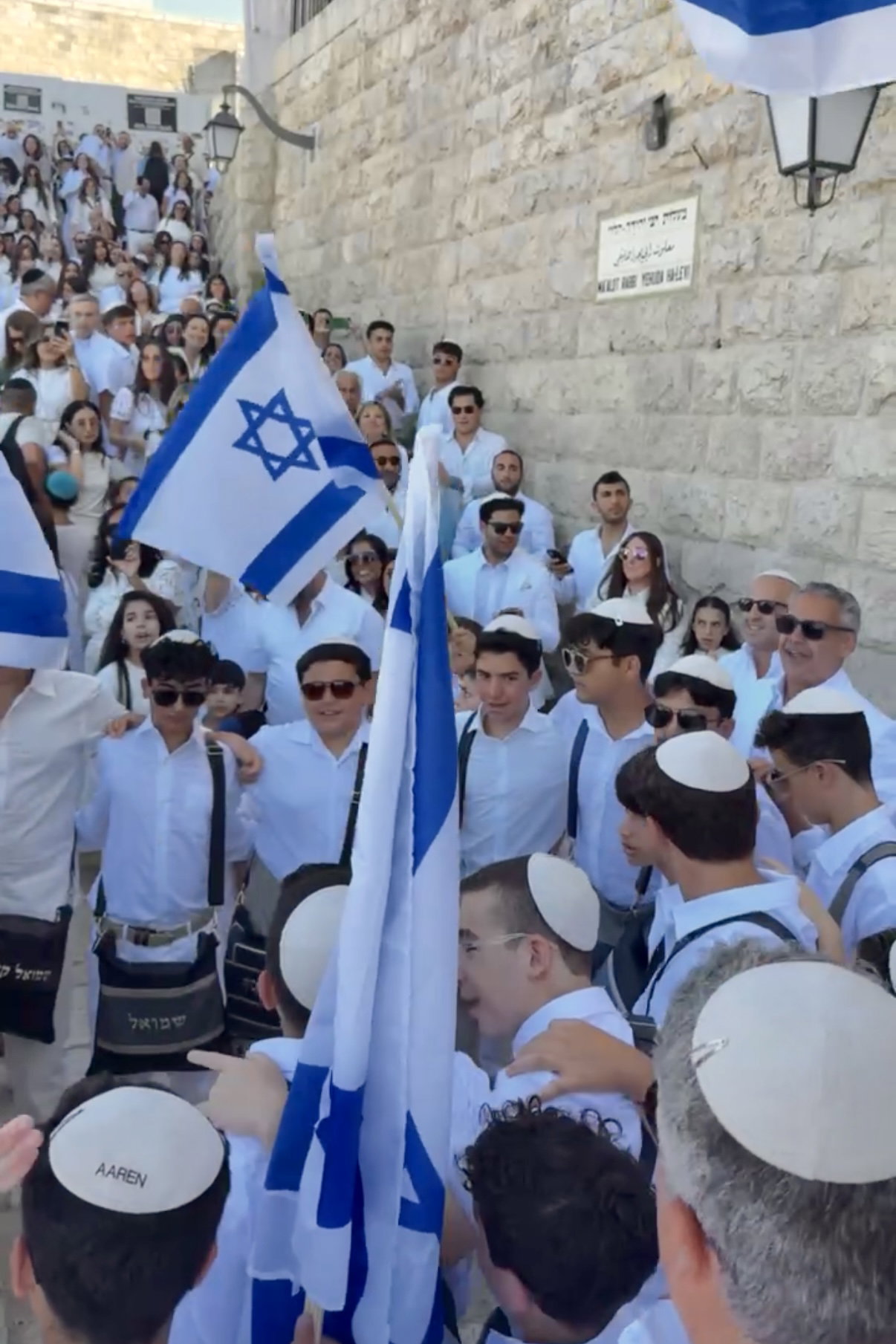 כך חגגו 52 נערים מקהילת 'אנוסי משהד' בר מצווה בכותל המערבי