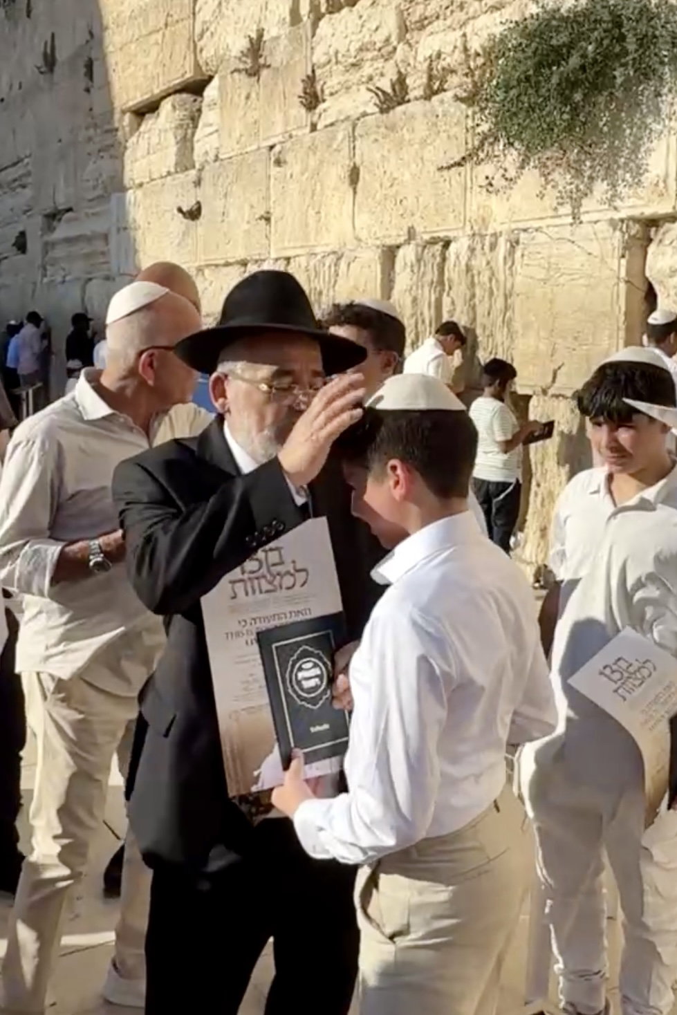 כך חגגו 52 נערים מקהילת 'אנוסי משהד' בר מצווה בכותל המערבי