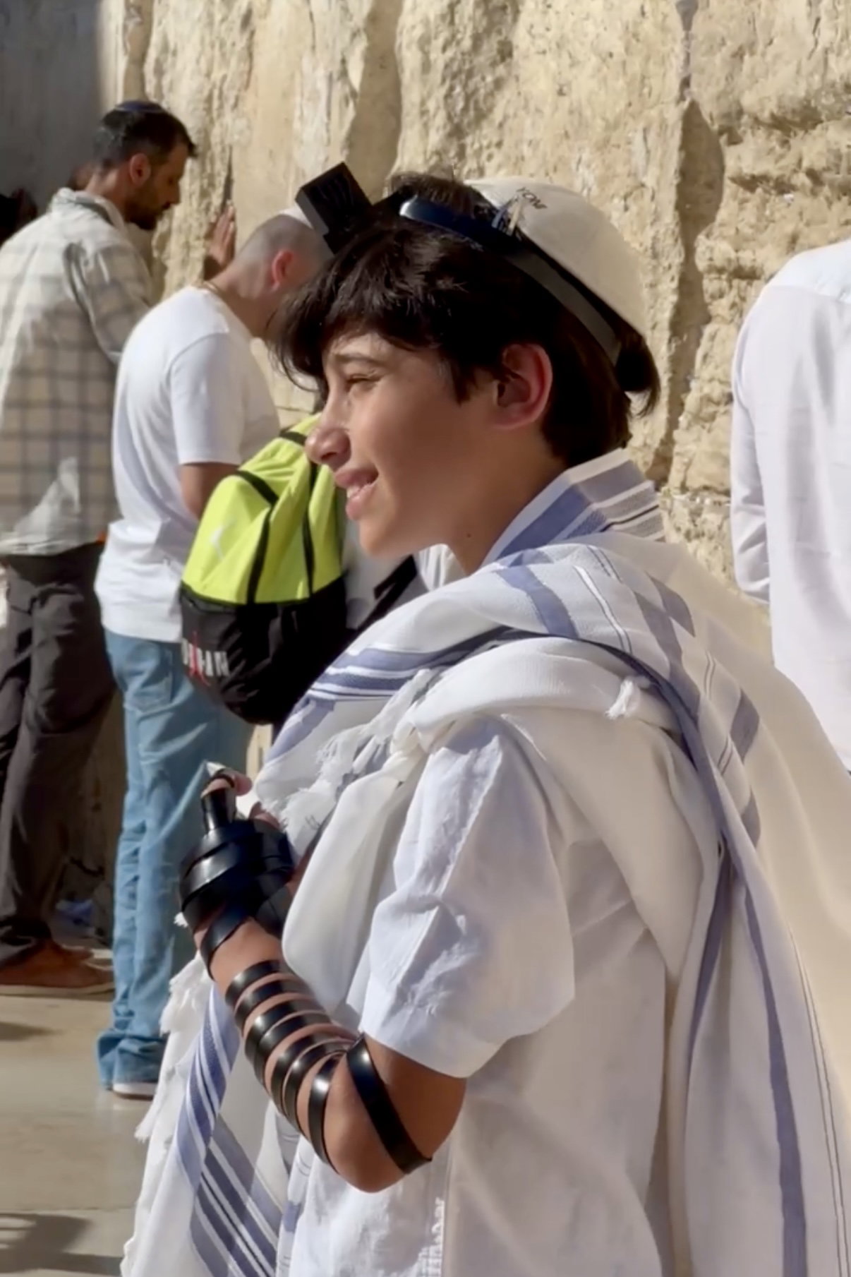 כך חגגו 52 נערים מקהילת 'אנוסי משהד' בר מצווה בכותל המערבי