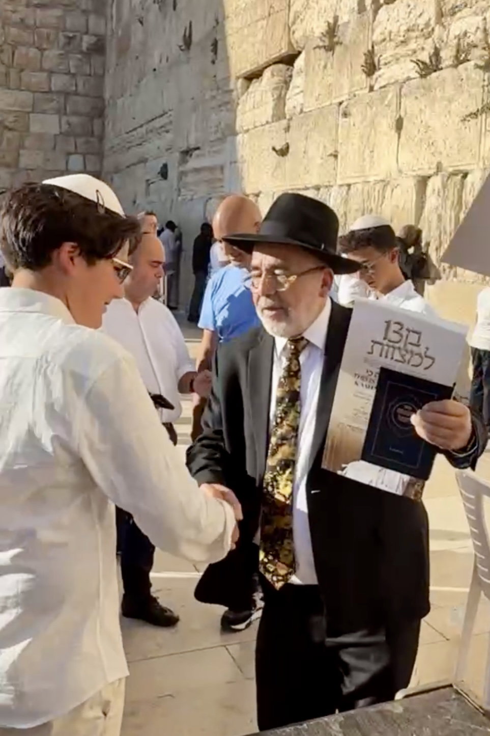 כך חגגו 52 נערים מקהילת 'אנוסי משהד' בר מצווה בכותל המערבי