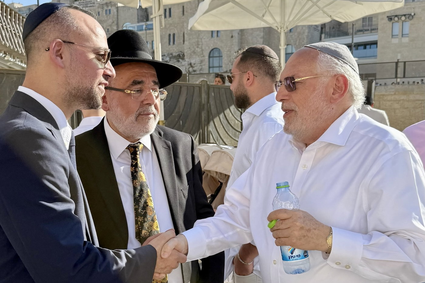 כך חגגו 52 נערים מקהילת 'אנוסי משהד' בר מצווה בכותל המערבי