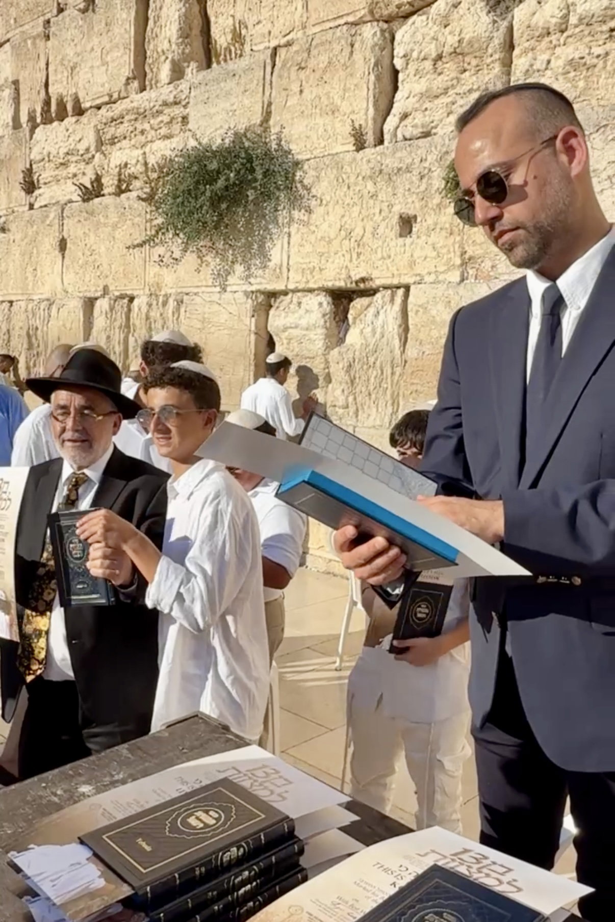 כך חגגו 52 נערים מקהילת 'אנוסי משהד' בר מצווה בכותל המערבי