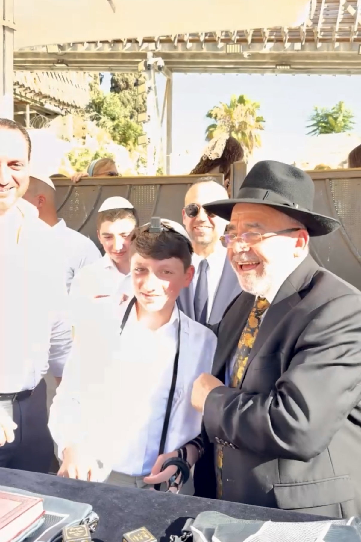 כך חגגו 52 נערים מקהילת 'אנוסי משהד' בר מצווה בכותל המערבי