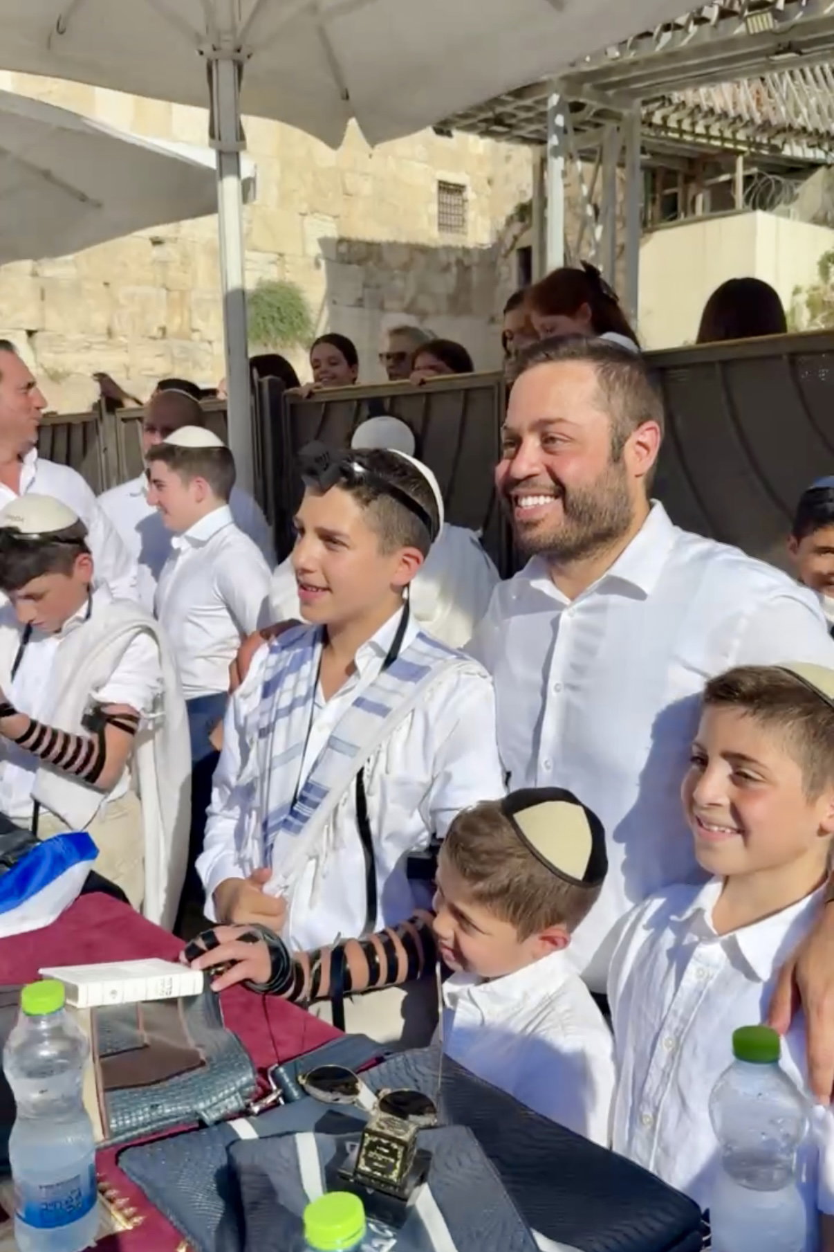 כך חגגו 52 נערים מקהילת 'אנוסי משהד' בר מצווה בכותל המערבי