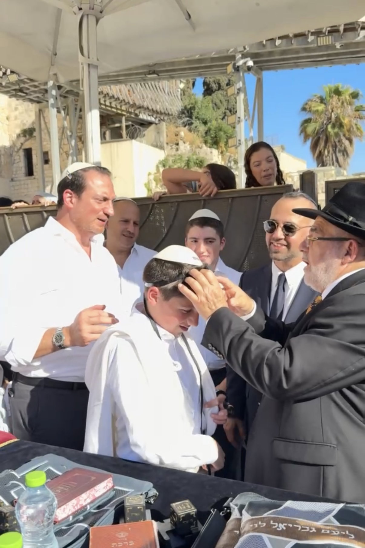 כך חגגו 52 נערים מקהילת 'אנוסי משהד' בר מצווה בכותל המערבי