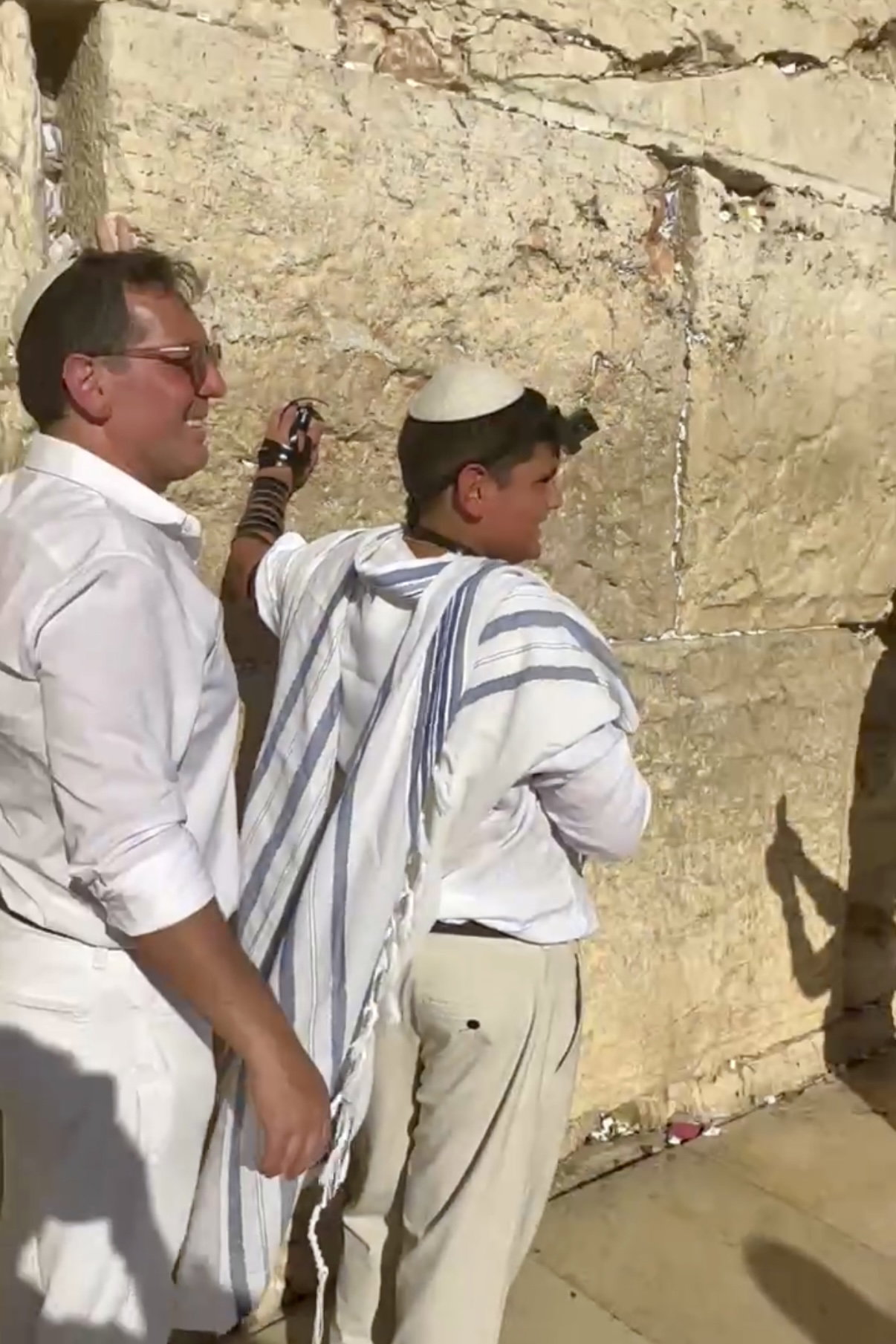 כך חגגו 52 נערים מקהילת 'אנוסי משהד' בר מצווה בכותל המערבי