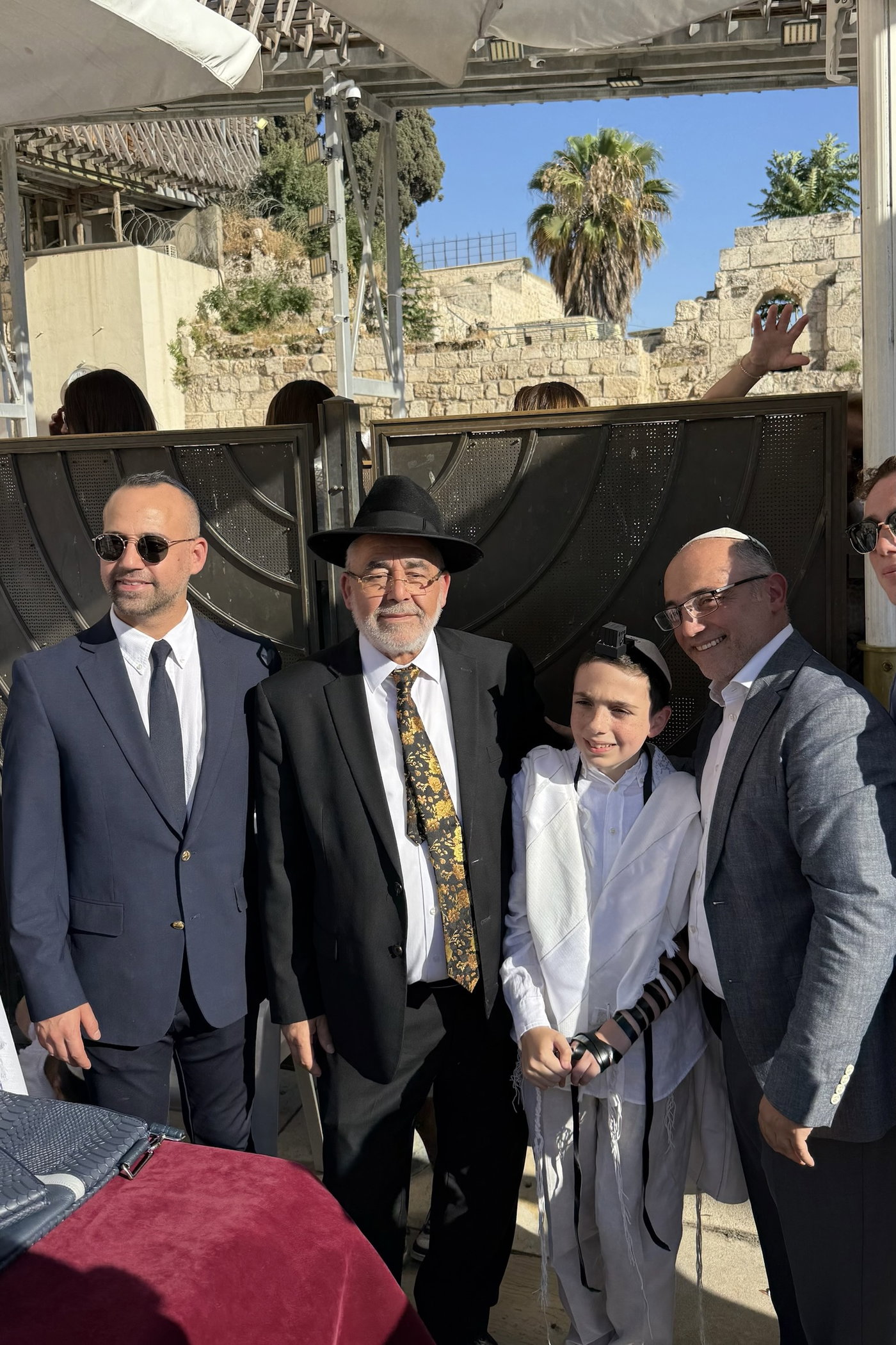 כך חגגו 52 נערים מקהילת 'אנוסי משהד' בר מצווה בכותל המערבי