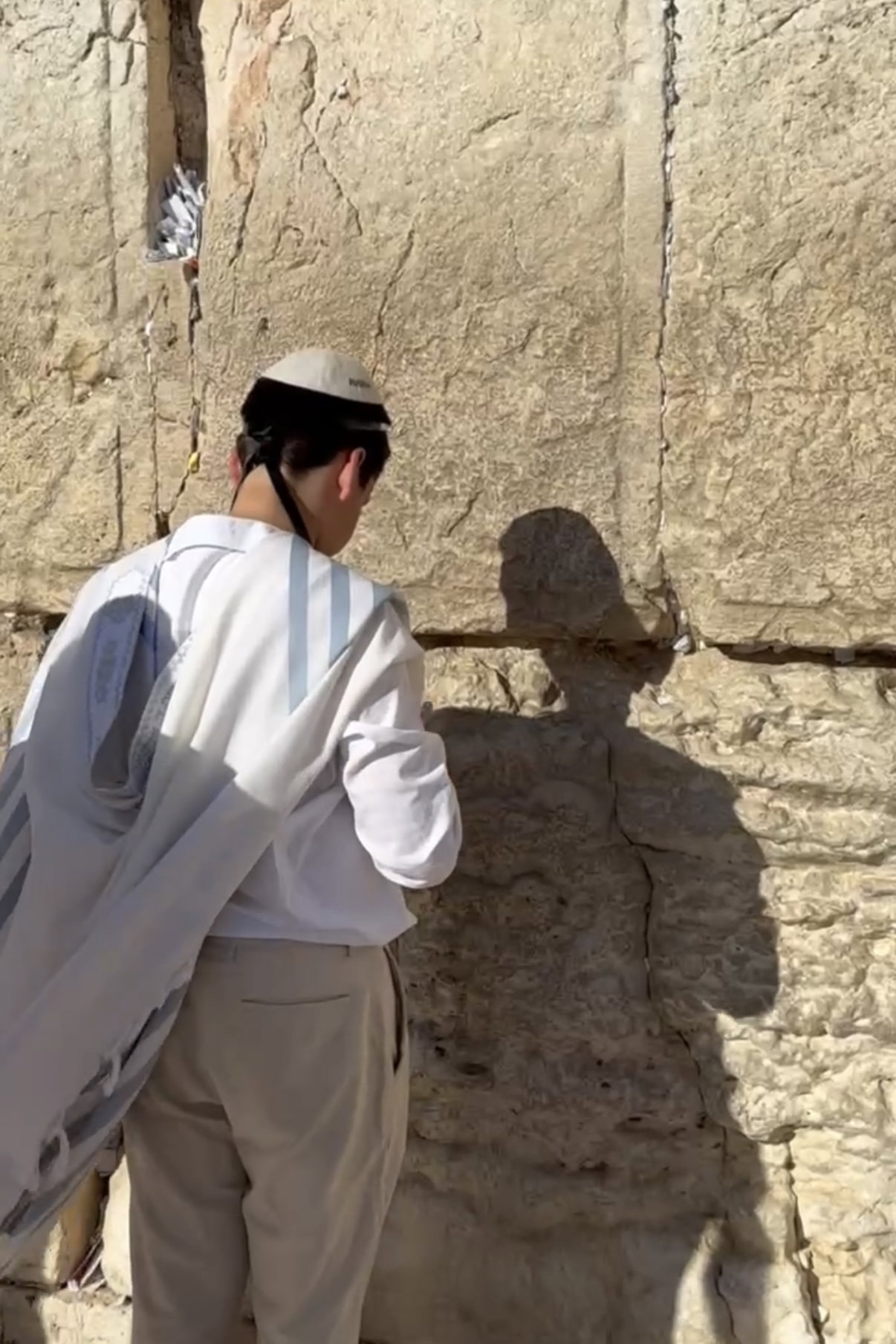 כך חגגו 52 נערים מקהילת 'אנוסי משהד' בר מצווה בכותל המערבי