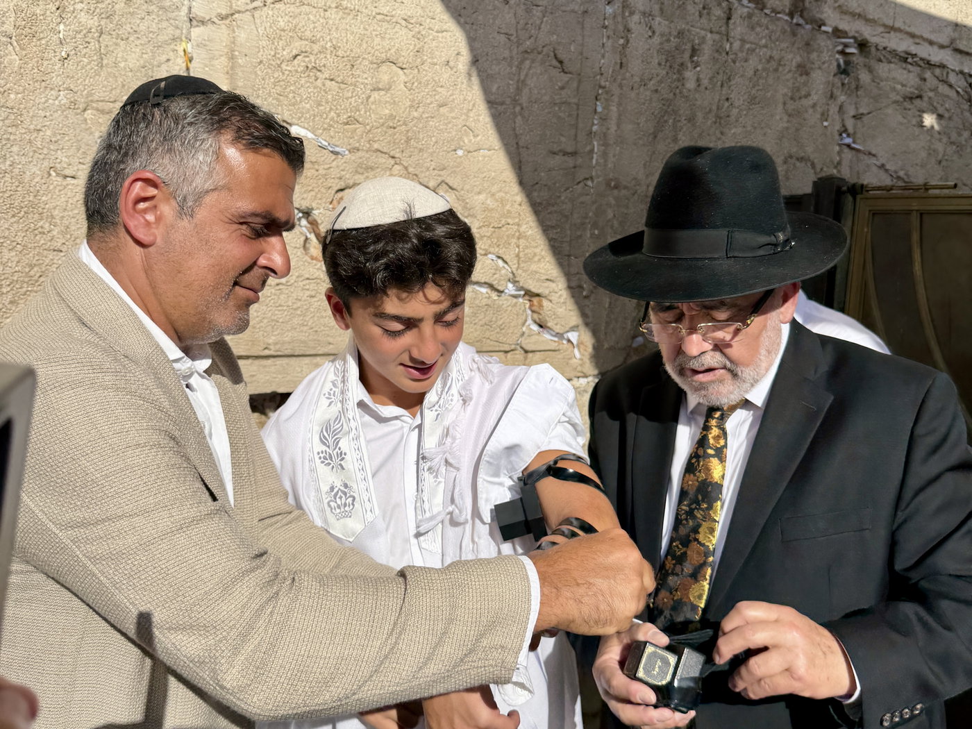 כך חגגו 52 נערים מקהילת 'אנוסי משהד' בר מצווה בכותל המערבי