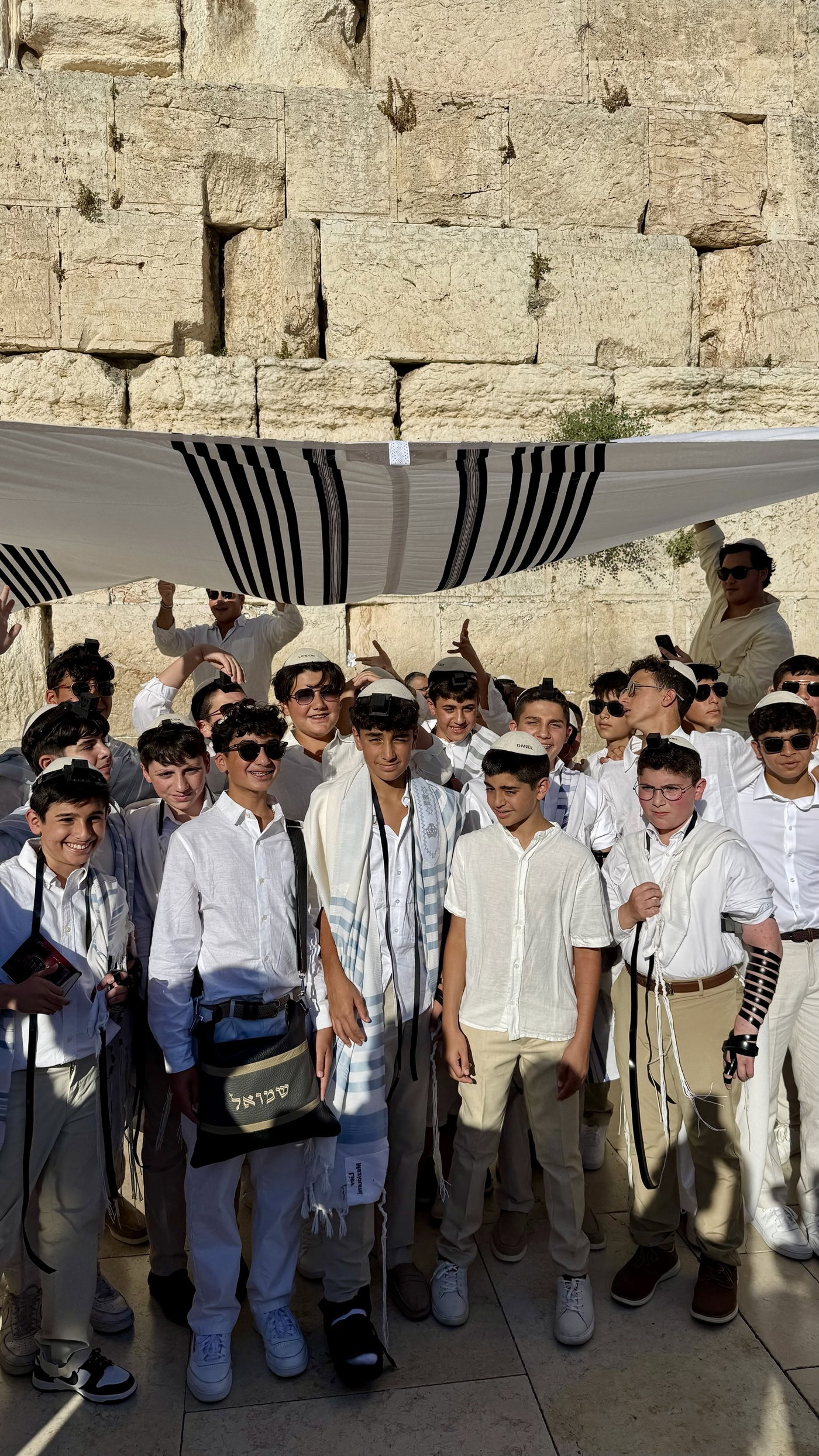 כך חגגו 52 נערים מקהילת 'אנוסי משהד' בר מצווה בכותל המערבי