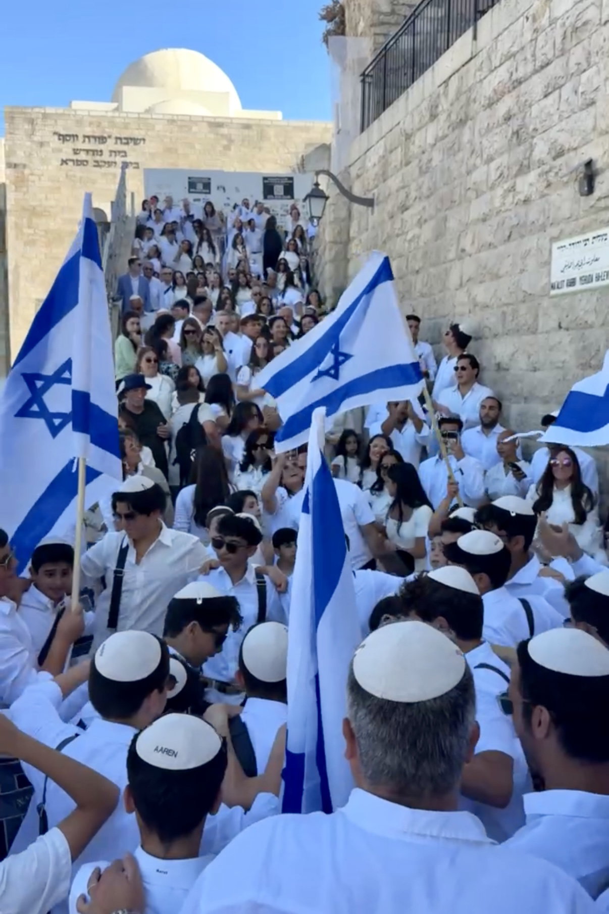 כך חגגו 52 נערים מקהילת 'אנוסי משהד' בר מצווה בכותל המערבי