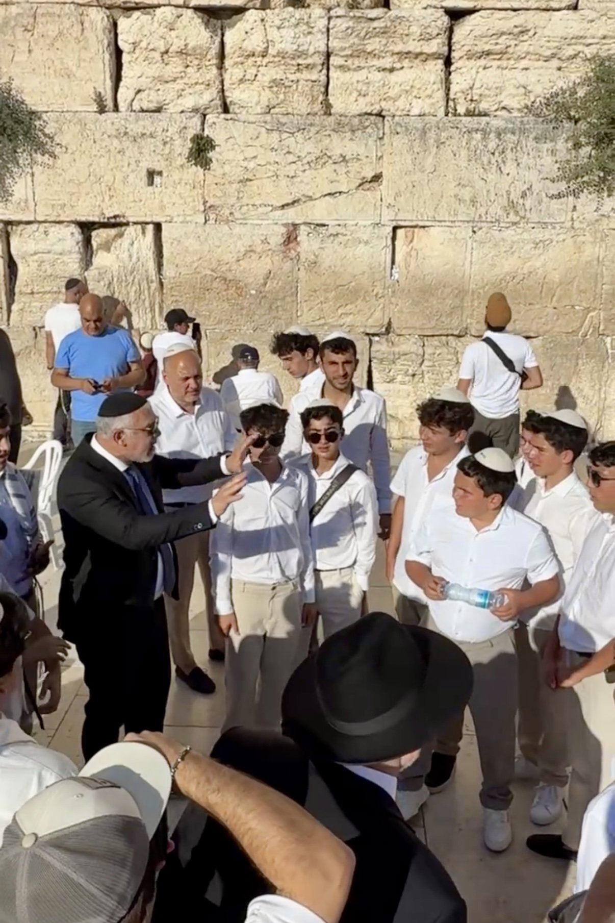כך חגגו 52 נערים מקהילת 'אנוסי משהד' בר מצווה בכותל המערבי