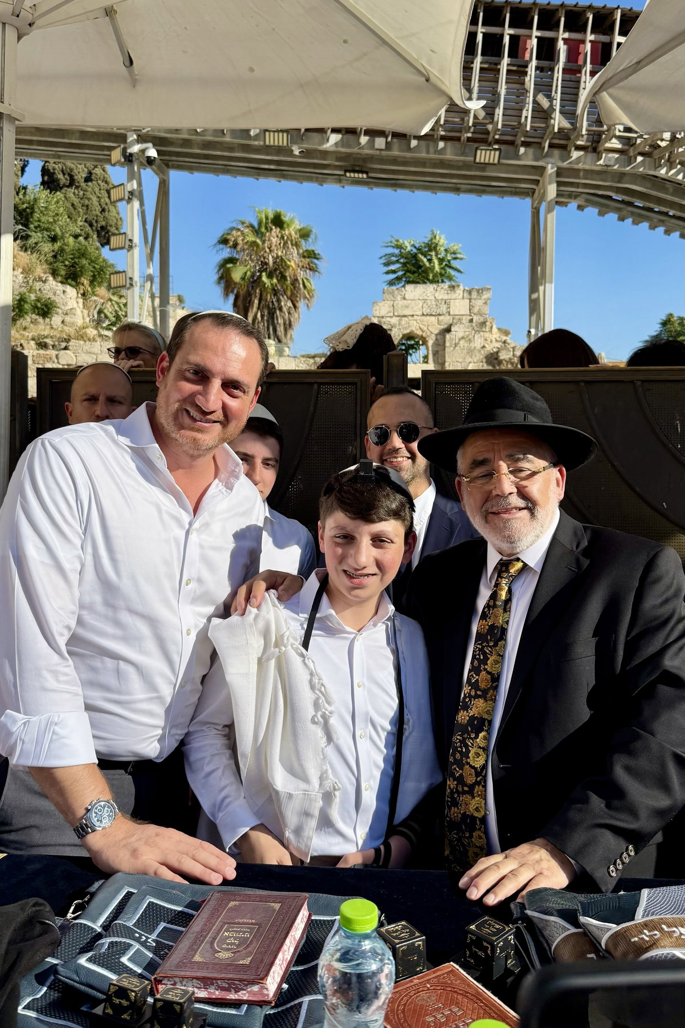 כך חגגו 52 נערים מקהילת 'אנוסי משהד' בר מצווה בכותל המערבי