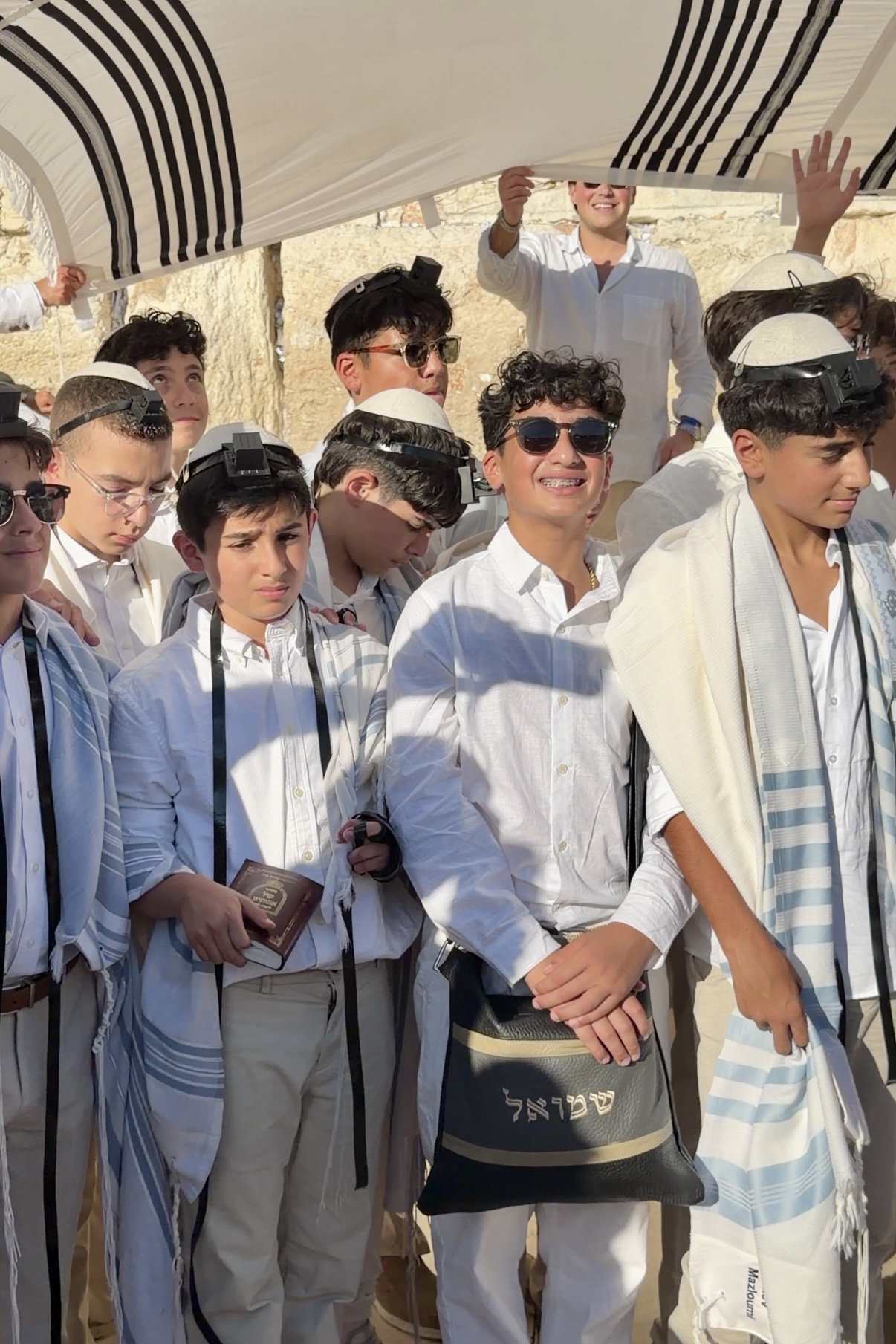 כך חגגו 52 נערים מקהילת 'אנוסי משהד' בר מצווה בכותל המערבי