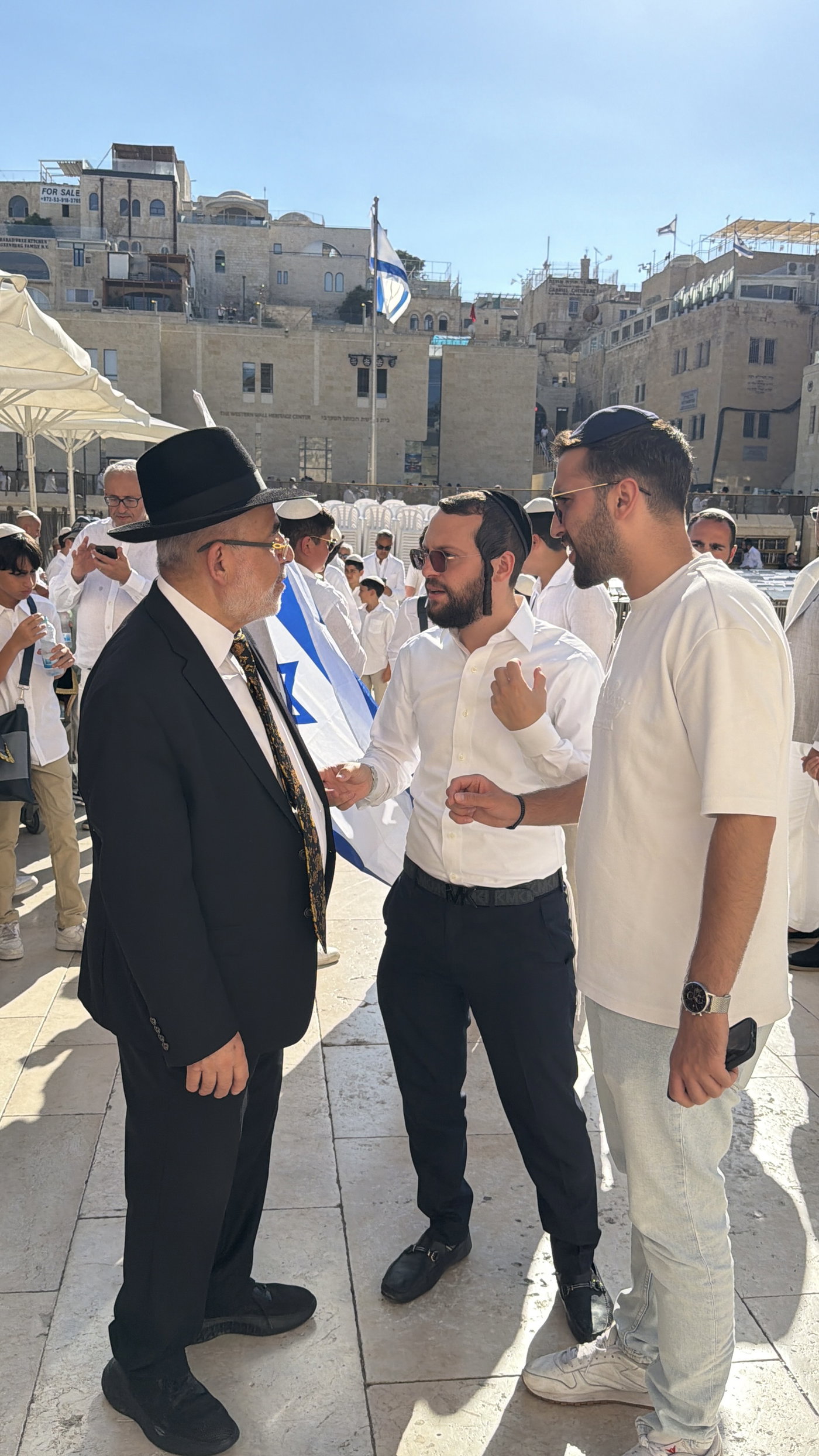 כך חגגו 52 נערים מקהילת 'אנוסי משהד' בר מצווה בכותל המערבי