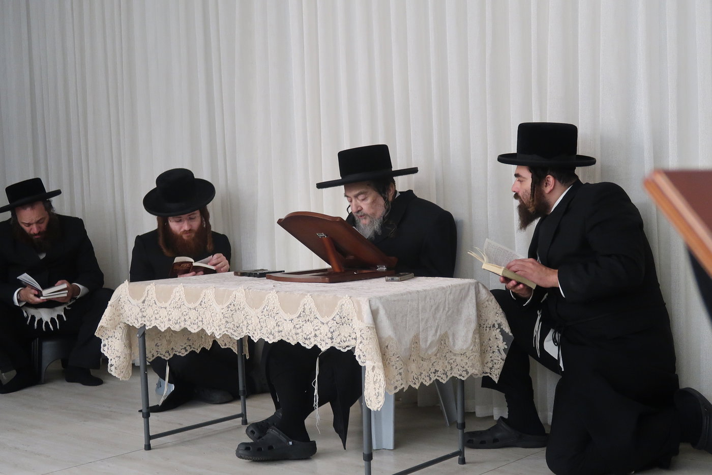 תשעה באב אצל הגה"צ רבי יעקב מאיר שכטר