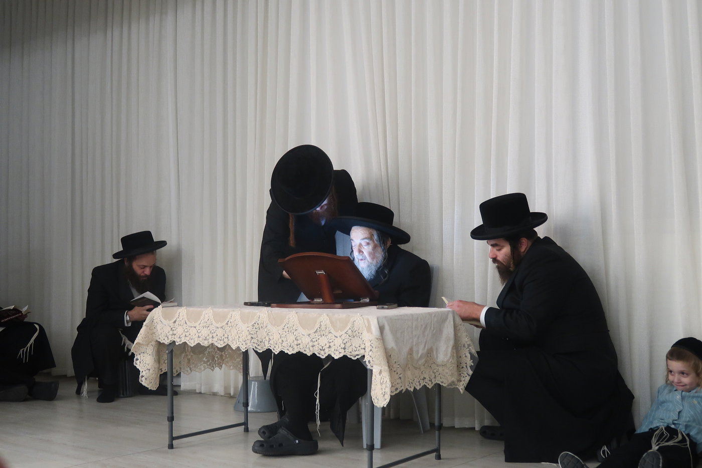 תשעה באב אצל הגה"צ רבי יעקב מאיר שכטר