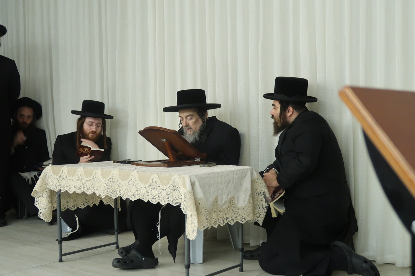 תשעה באב אצל הגה"צ רבי יעקב מאיר שכטר
