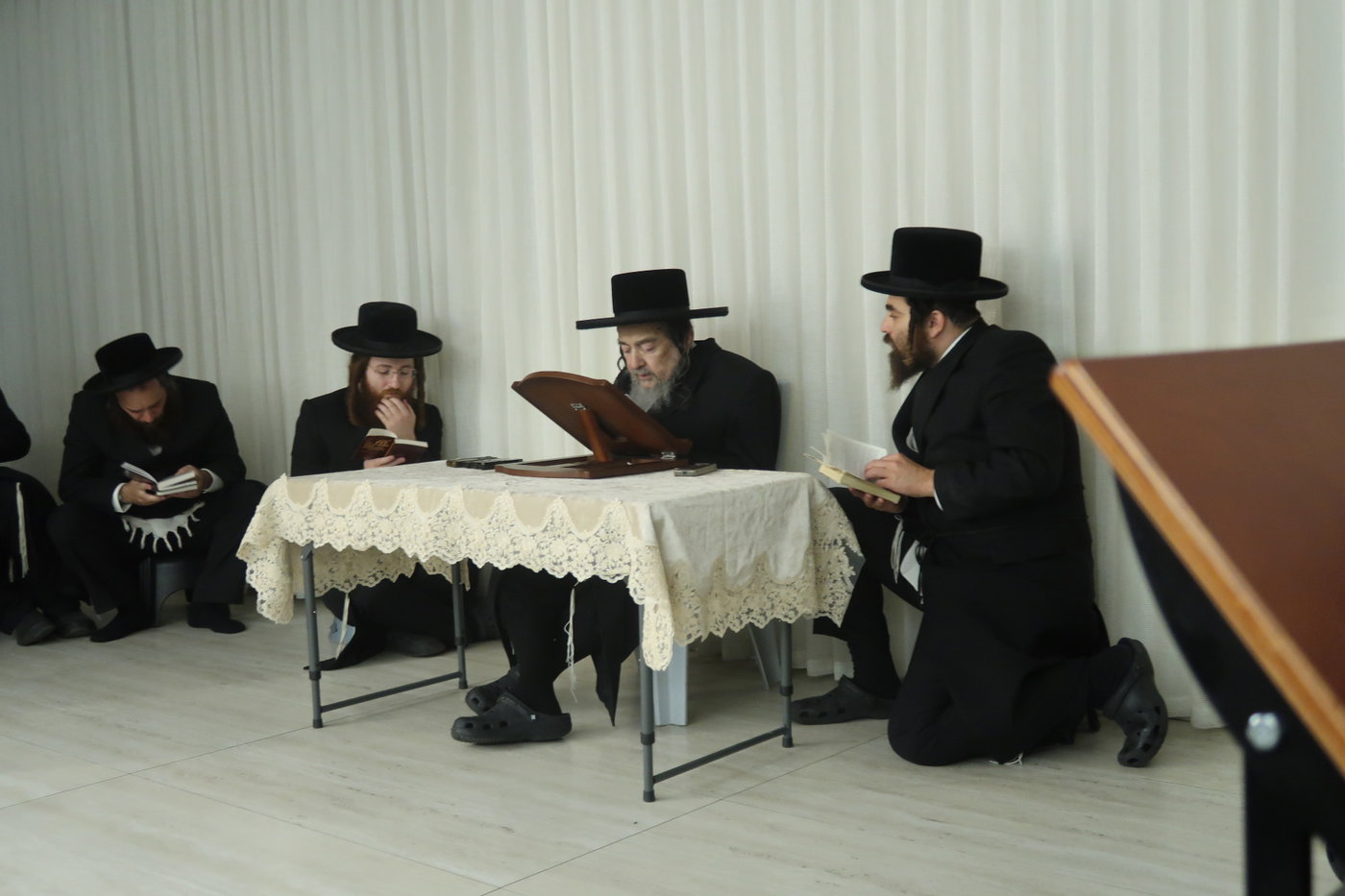תשעה באב אצל הגה"צ רבי יעקב מאיר שכטר
