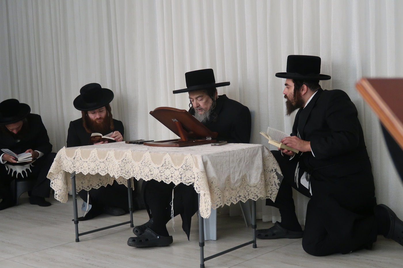 תשעה באב אצל הגה"צ רבי יעקב מאיר שכטר
