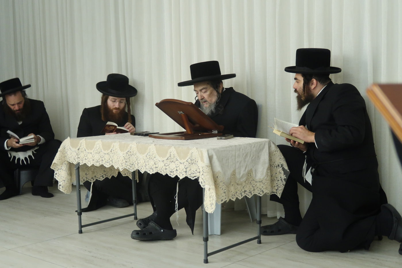 תשעה באב אצל הגה"צ רבי יעקב מאיר שכטר