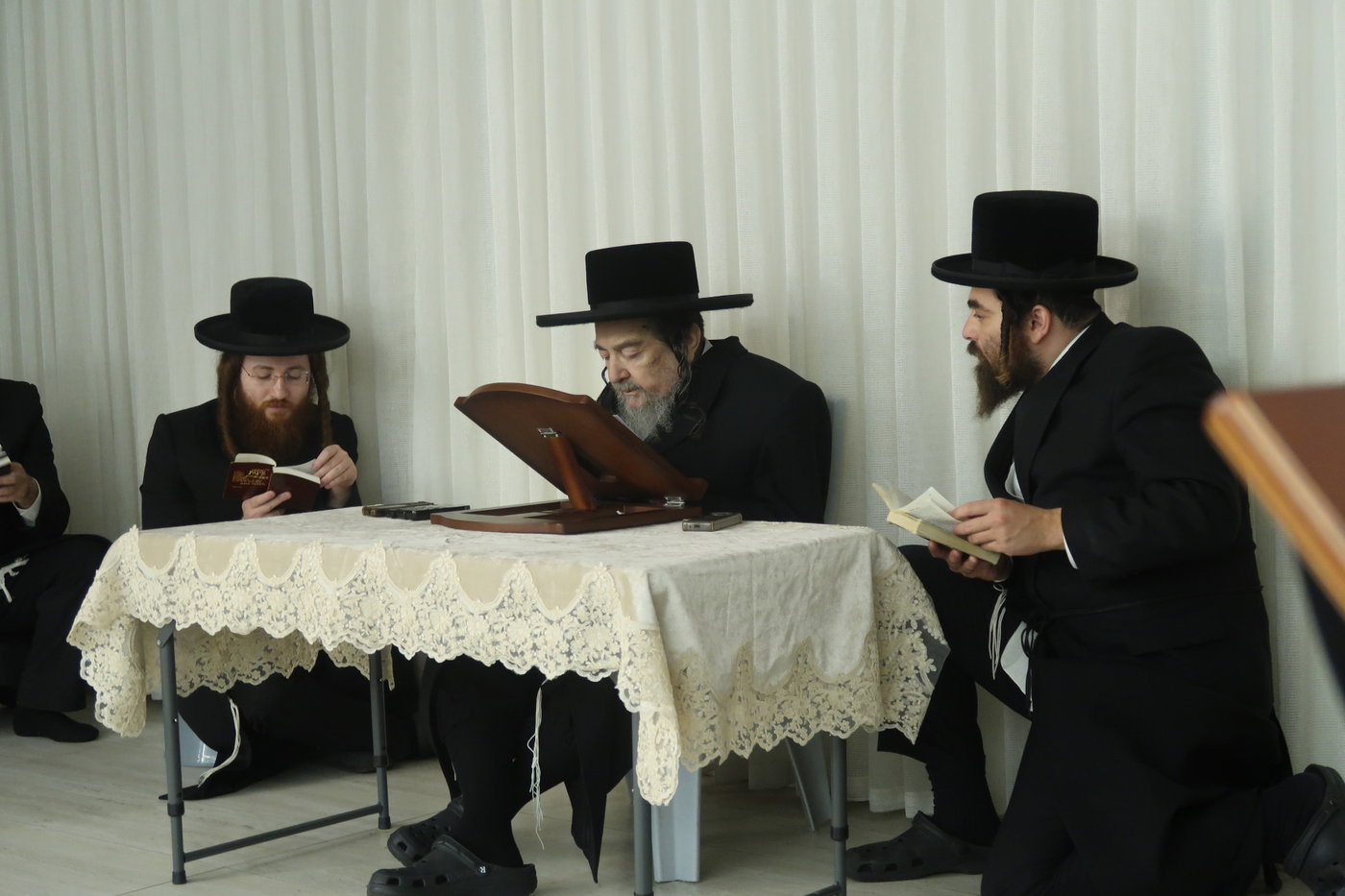 תשעה באב אצל הגה"צ רבי יעקב מאיר שכטר
