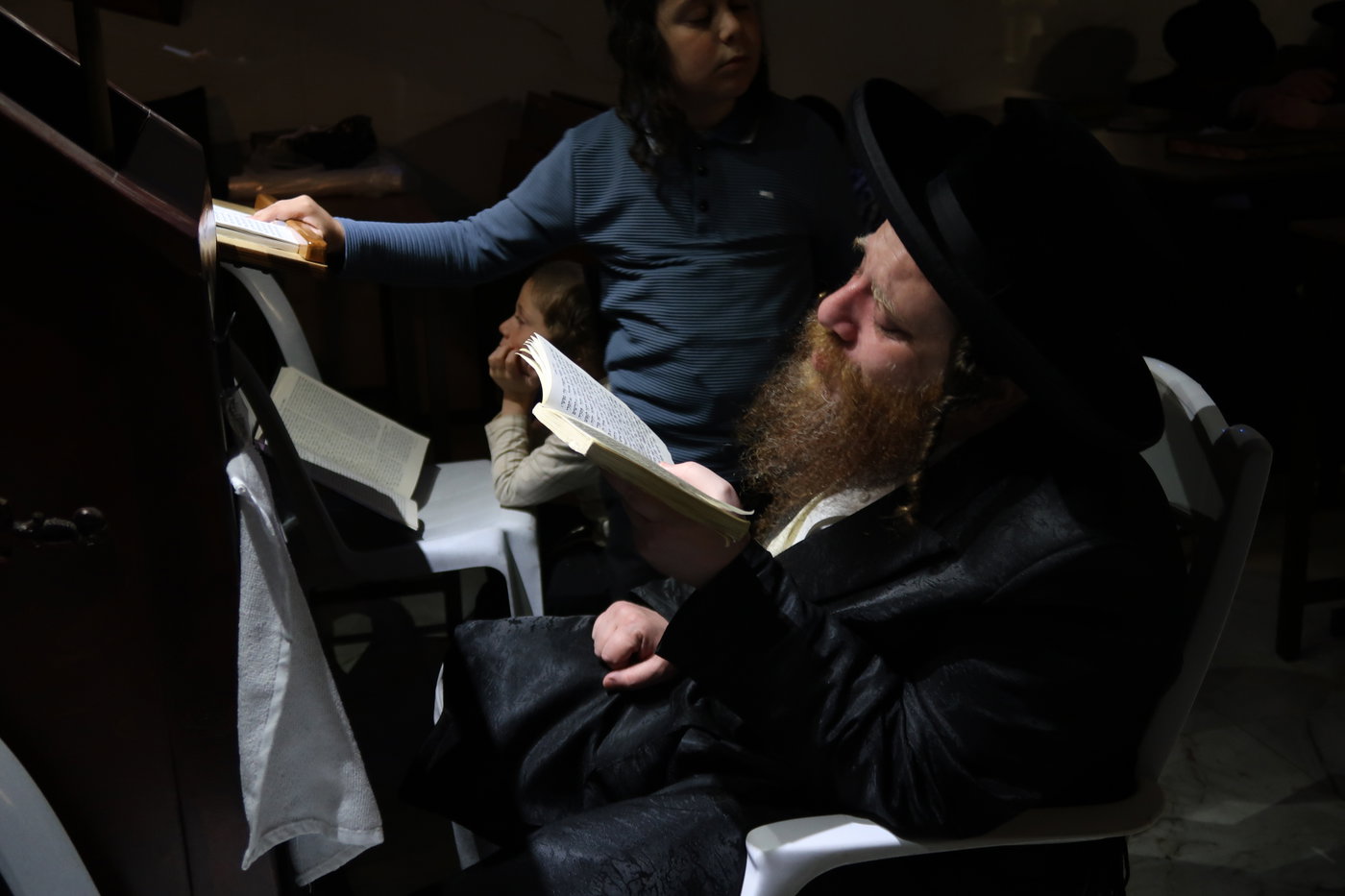 מגילת איכה וקידוש לבנה מוצאי ת"ב בחצה"ק מיאלען