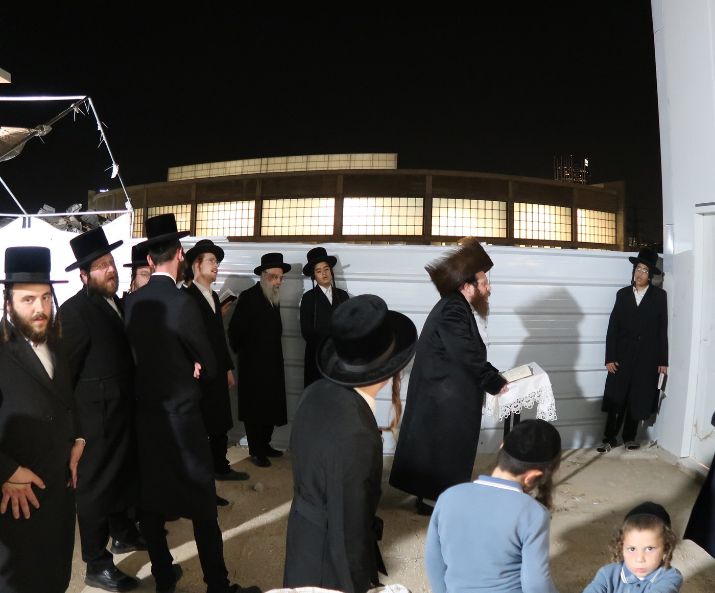 מגילת איכה וקידוש לבנה מוצאי ת"ב בחצה"ק מיאלען