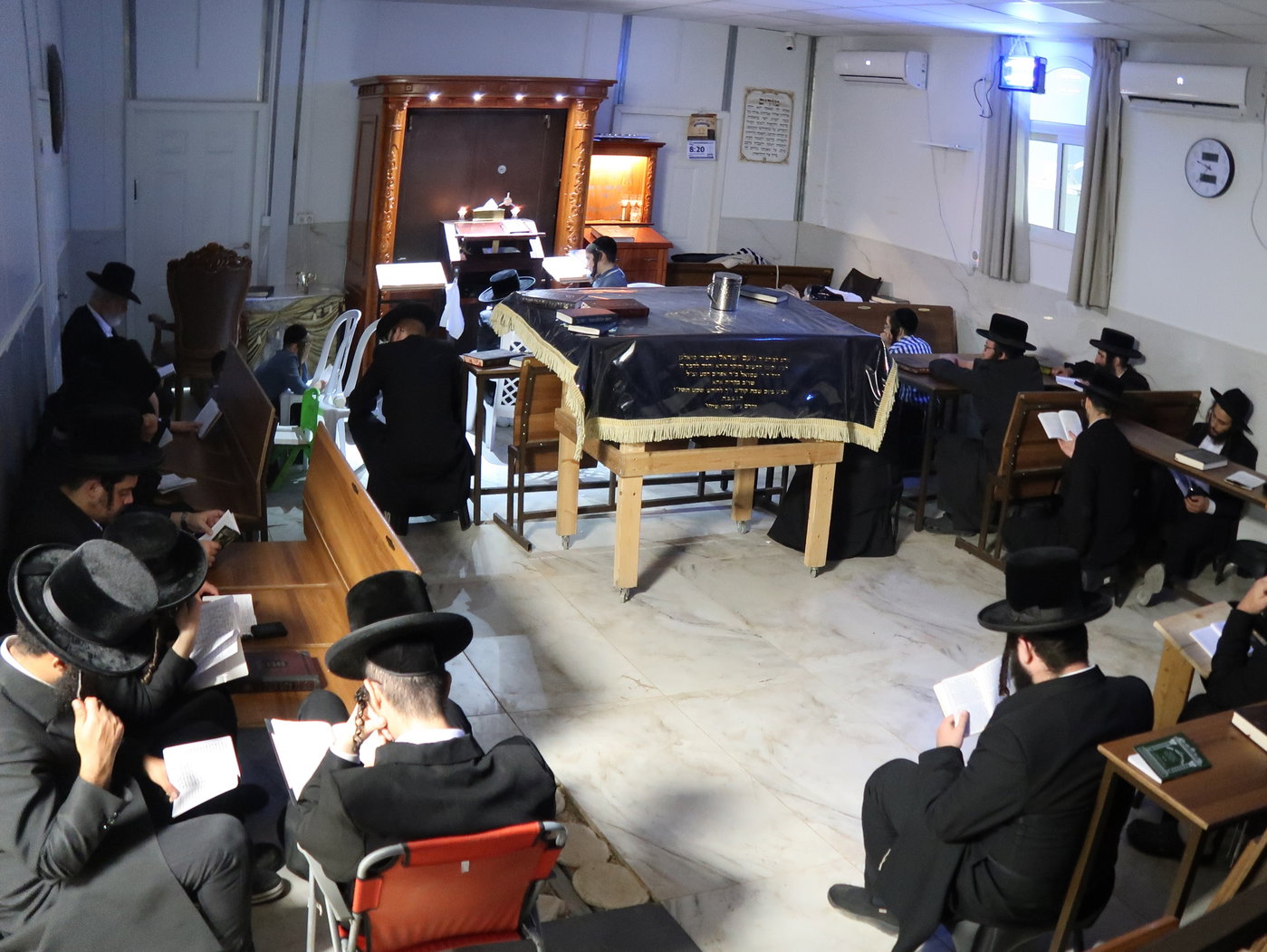 מגילת איכה וקידוש לבנה מוצאי ת"ב בחצה"ק מיאלען