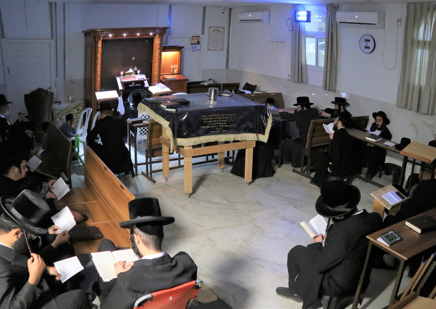 מגילת איכה וקידוש לבנה מוצאי ת"ב בחצה"ק מיאלען
