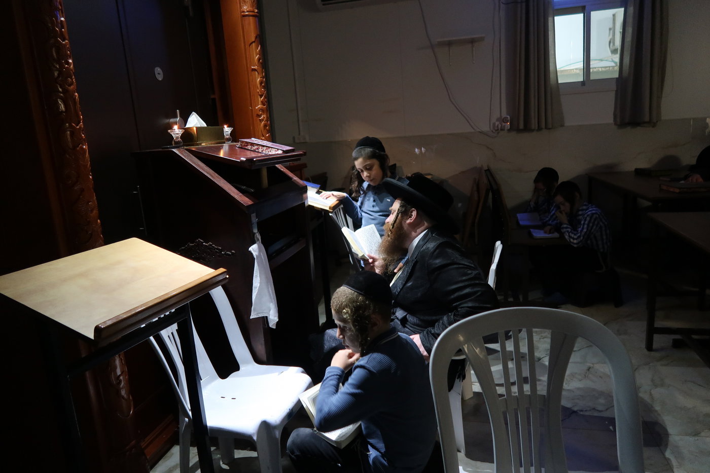מגילת איכה וקידוש לבנה מוצאי ת"ב בחצה"ק מיאלען