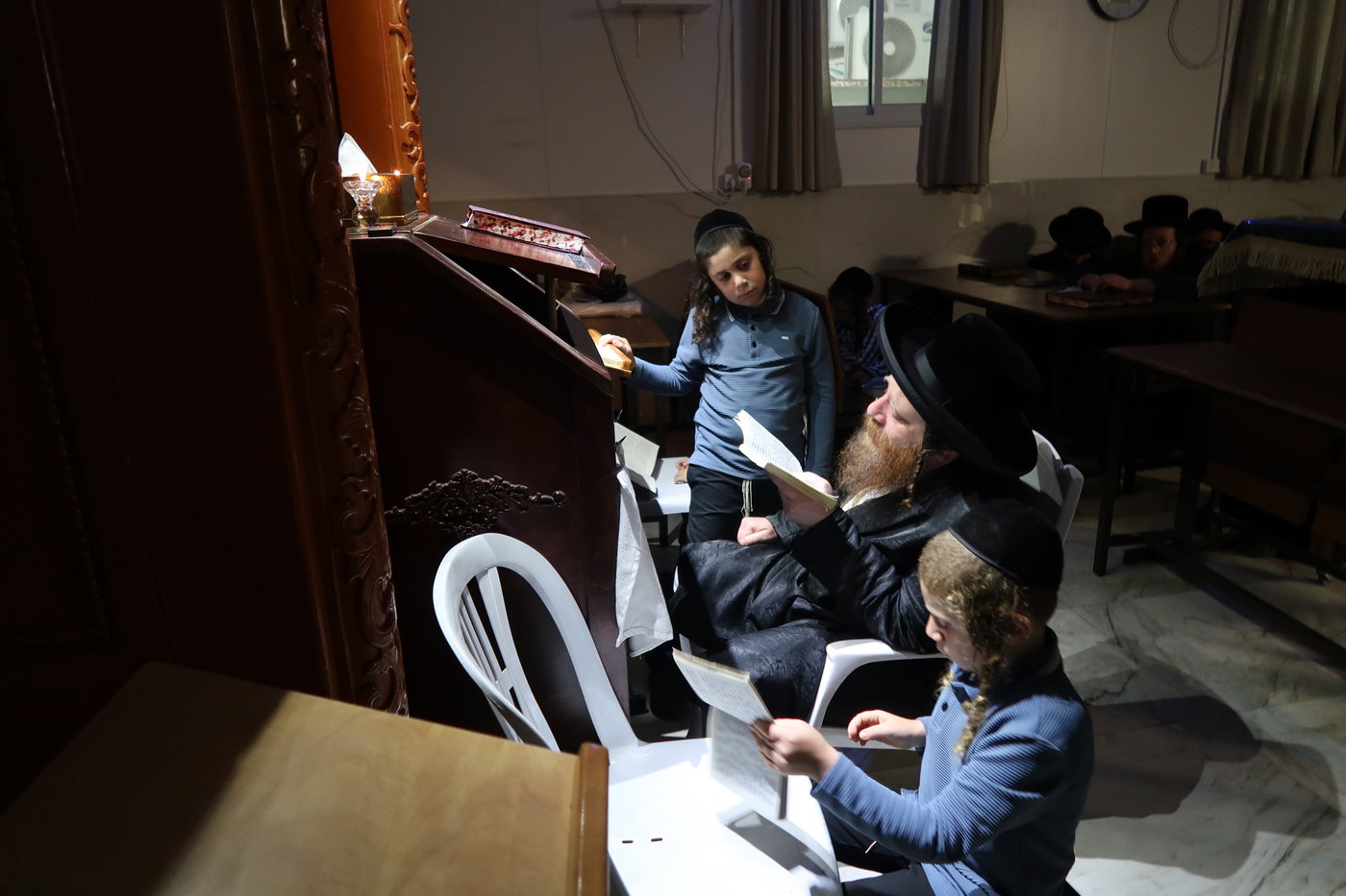 מגילת איכה וקידוש לבנה מוצאי ת"ב בחצה"ק מיאלען