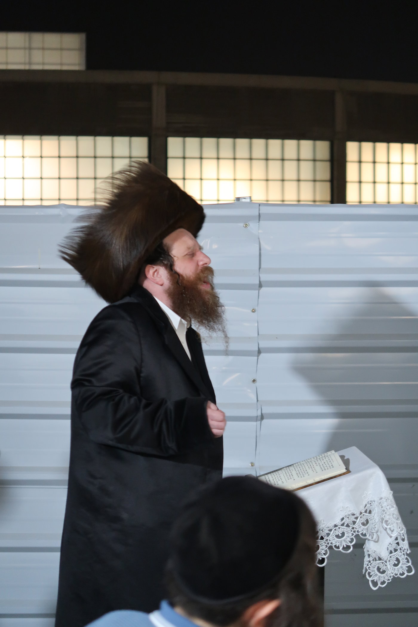 מגילת איכה וקידוש לבנה מוצאי ת"ב בחצה"ק מיאלען