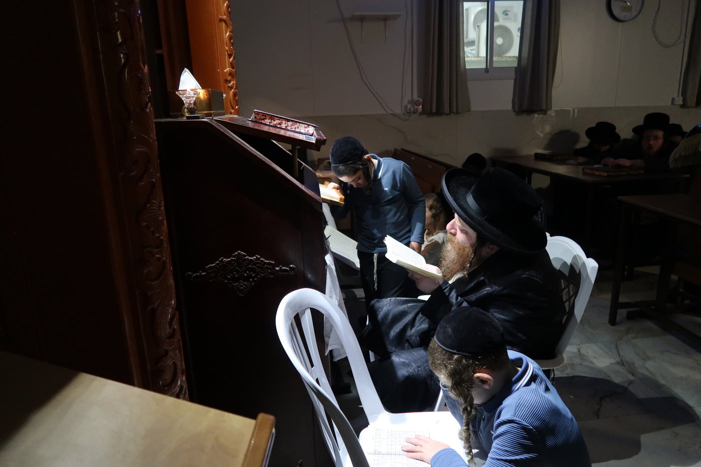 מגילת איכה וקידוש לבנה מוצאי ת"ב בחצה"ק מיאלען