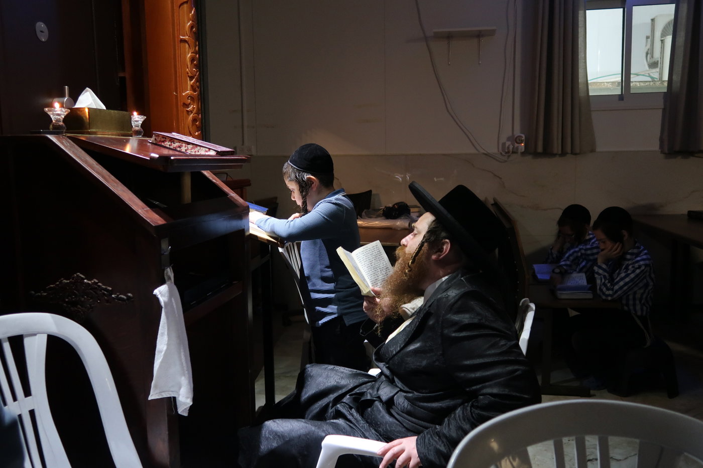 מגילת איכה וקידוש לבנה מוצאי ת"ב בחצה"ק מיאלען