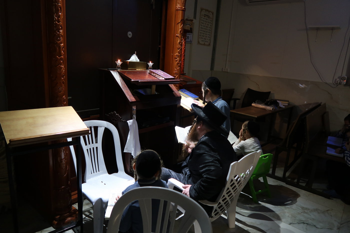 מגילת איכה וקידוש לבנה מוצאי ת"ב בחצה"ק מיאלען