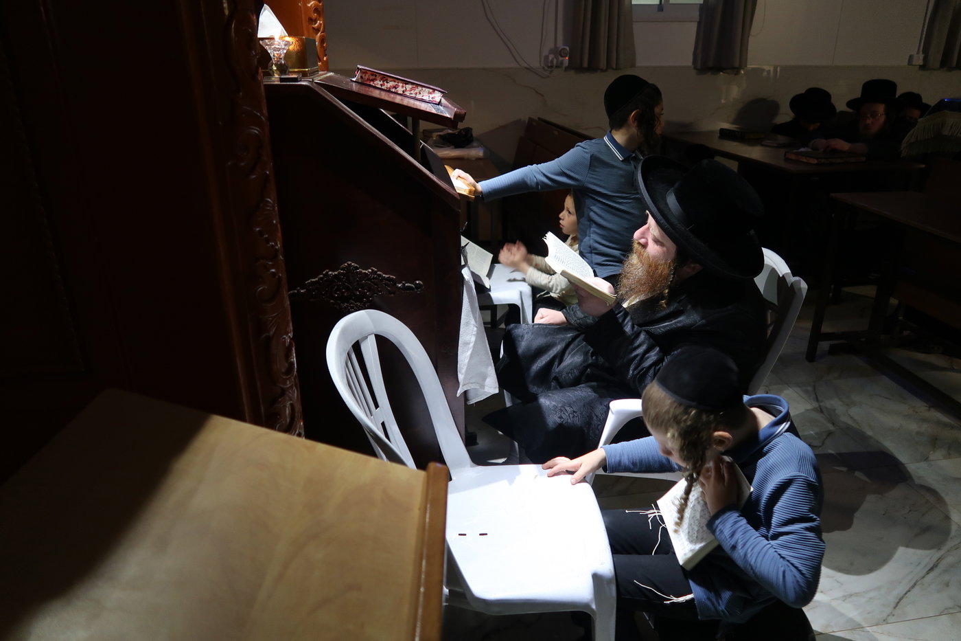 מגילת איכה וקידוש לבנה מוצאי ת"ב בחצה"ק מיאלען
