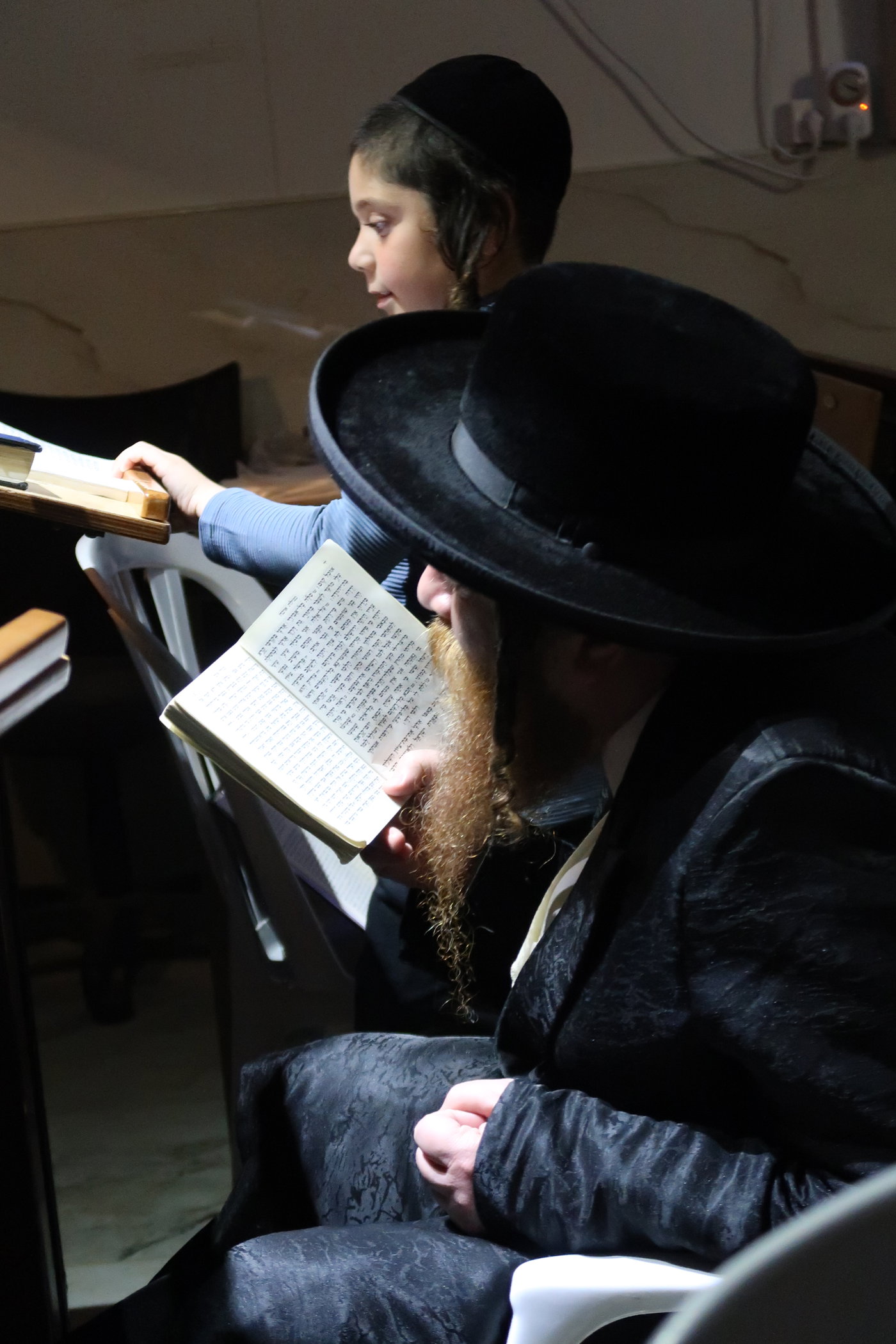מגילת איכה וקידוש לבנה מוצאי ת"ב בחצה"ק מיאלען