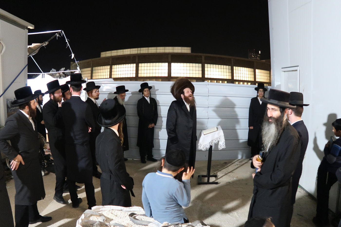 מגילת איכה וקידוש לבנה מוצאי ת"ב בחצה"ק מיאלען