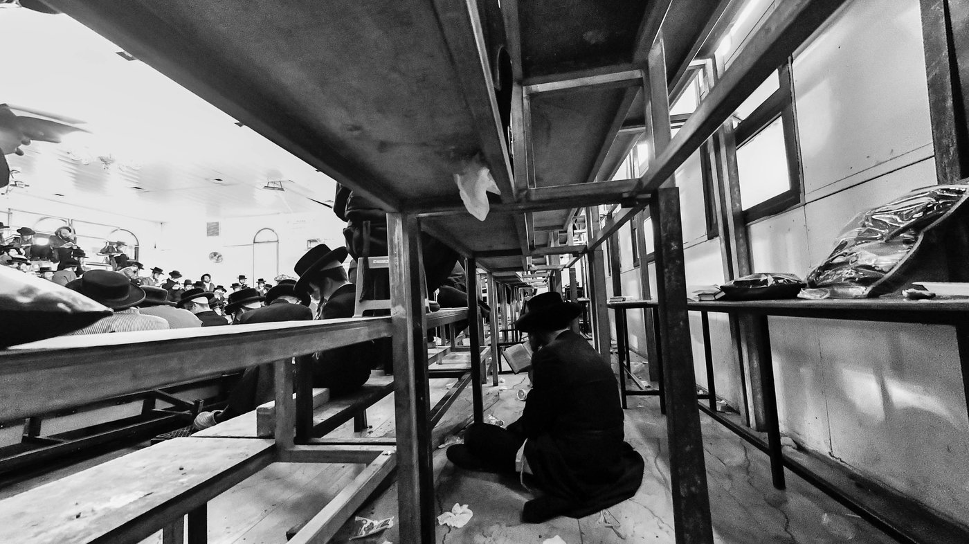 האדמו"רים מתולדות אברהם יצחק וויז'ניץ לונדון ביום תשעה באב