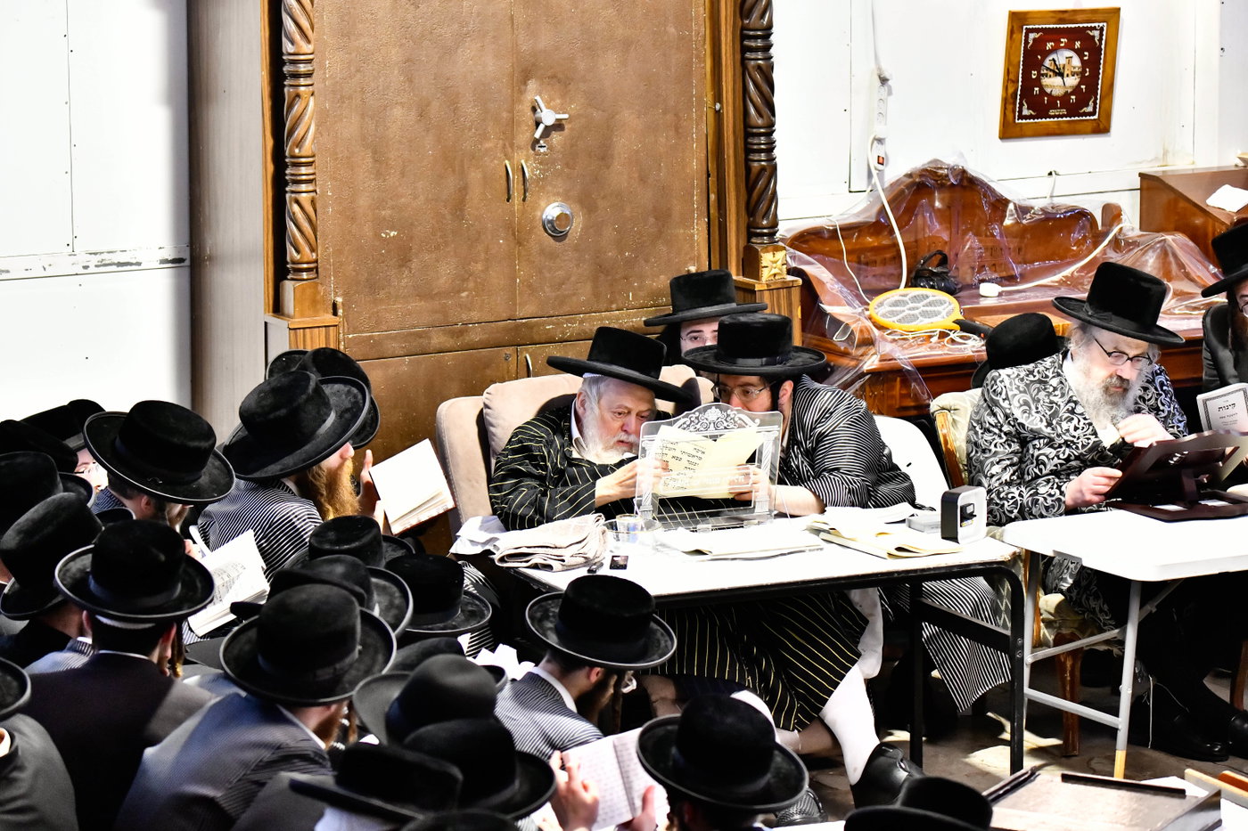 האדמו"רים מתולדות אברהם יצחק וויז'ניץ לונדון ביום תשעה באב