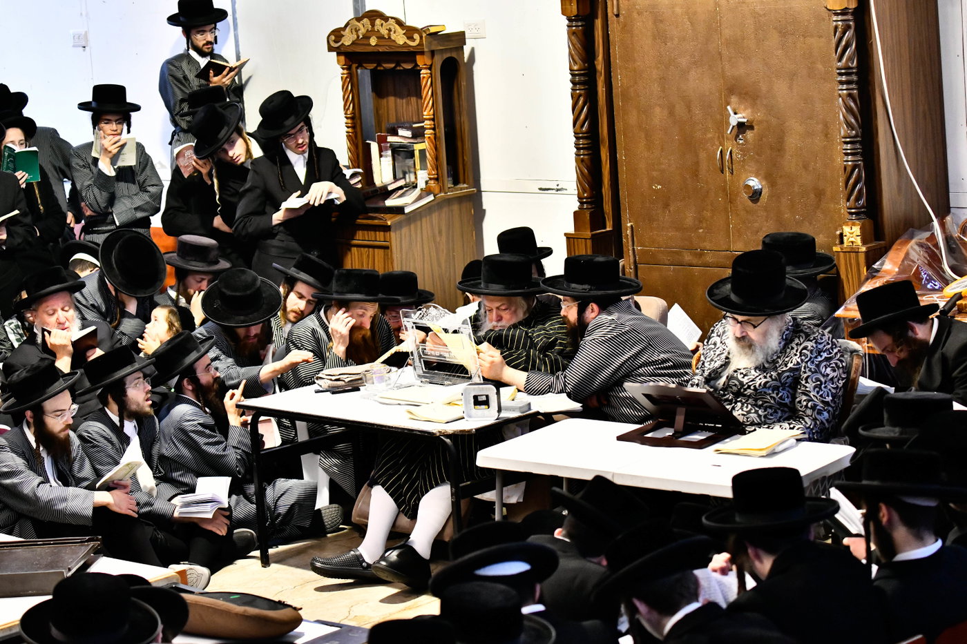 האדמו"רים מתולדות אברהם יצחק וויז'ניץ לונדון ביום תשעה באב